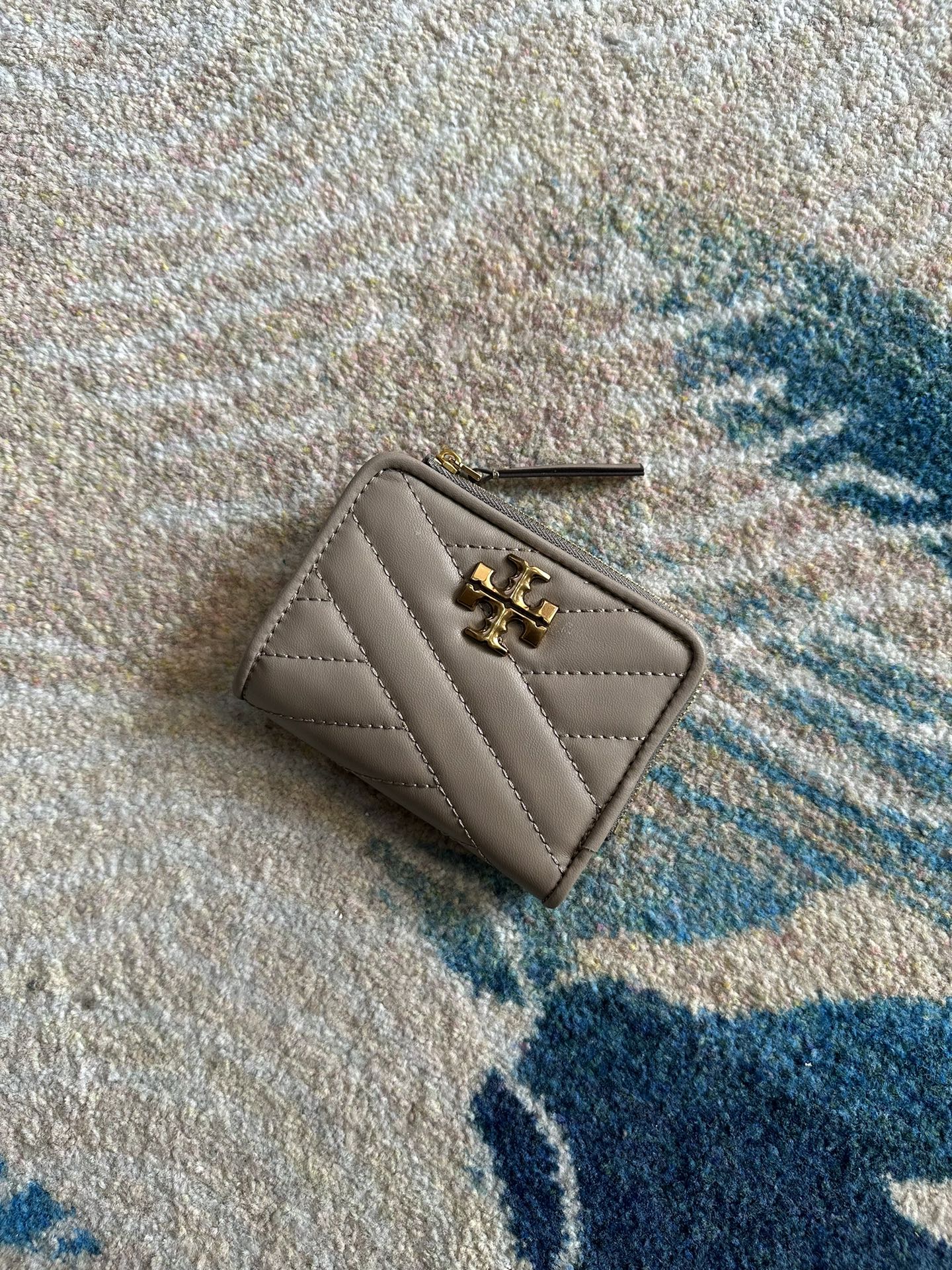 Tory Burch ～Tory Burch Kira 短款对折拉链钱包 立体菱格纹路 标志性立体金属logo