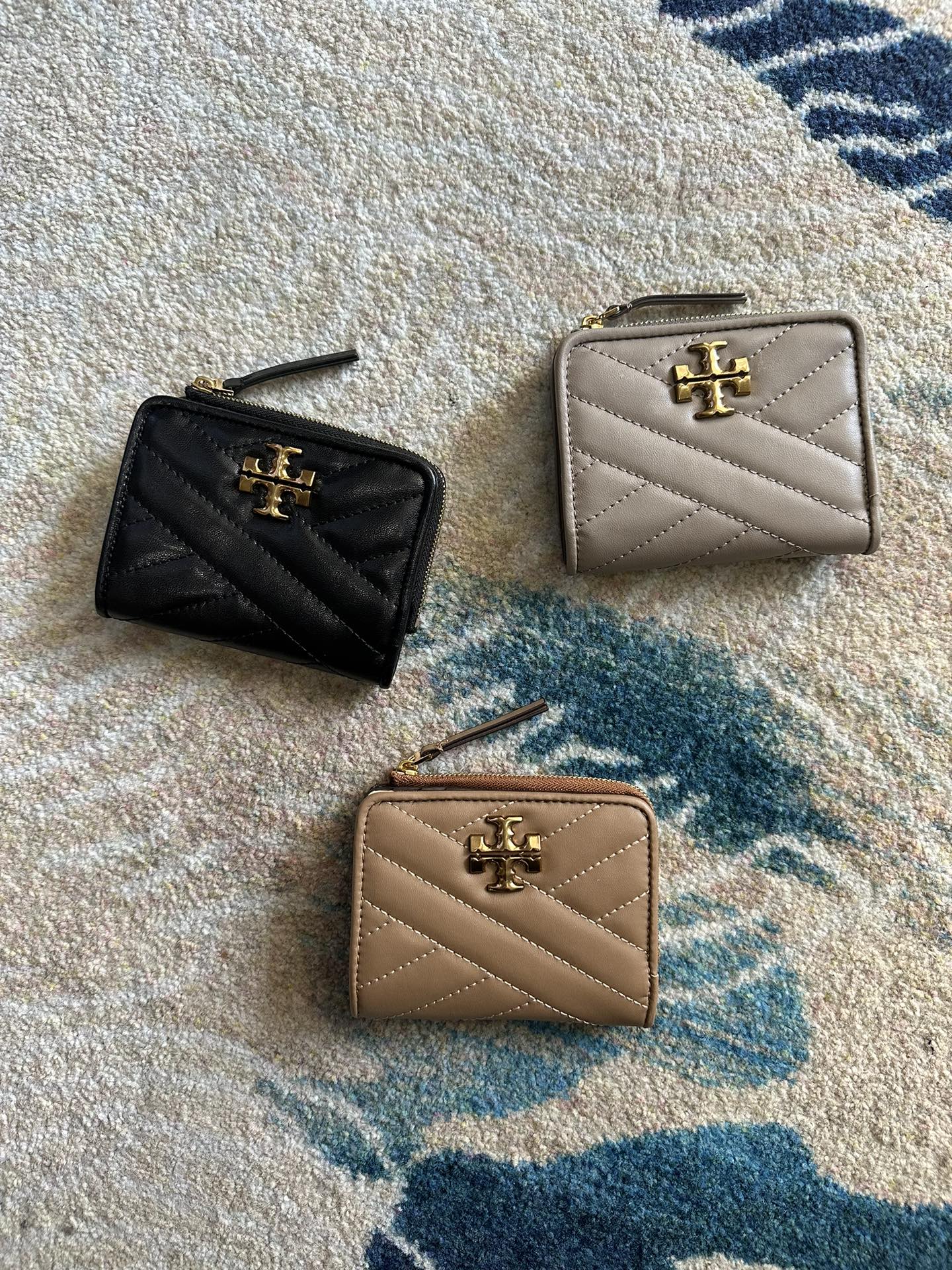 Tory Burch ～Tory Burch Kira 短款对折拉链钱包 立体菱格纹路 标志性立体金属logo