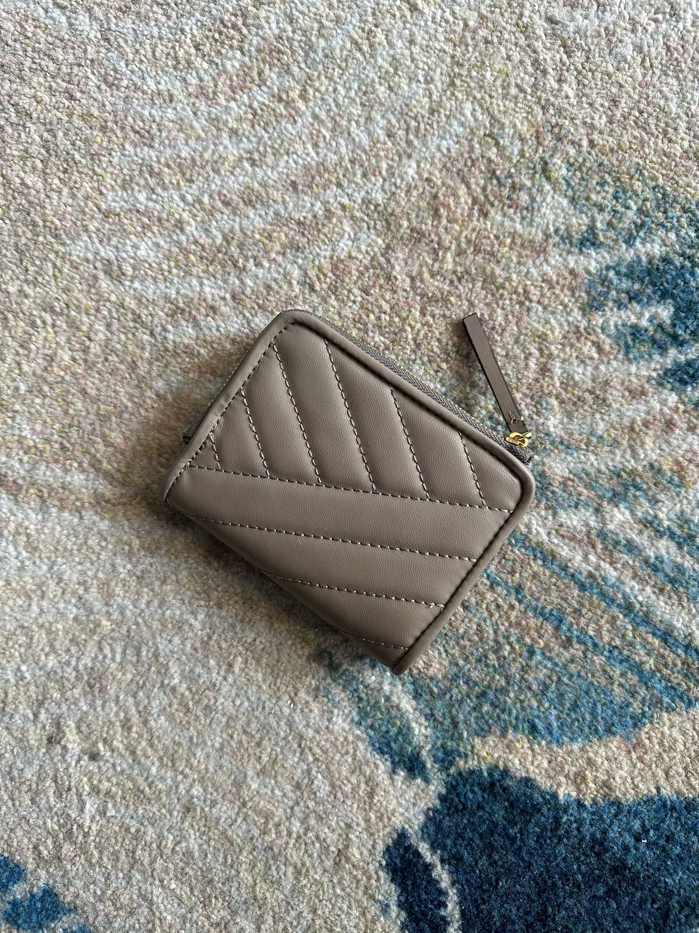 Tory Burch ～Tory Burch Kira 短款对折拉链钱包 立体菱格纹路 标志性立体金属logo