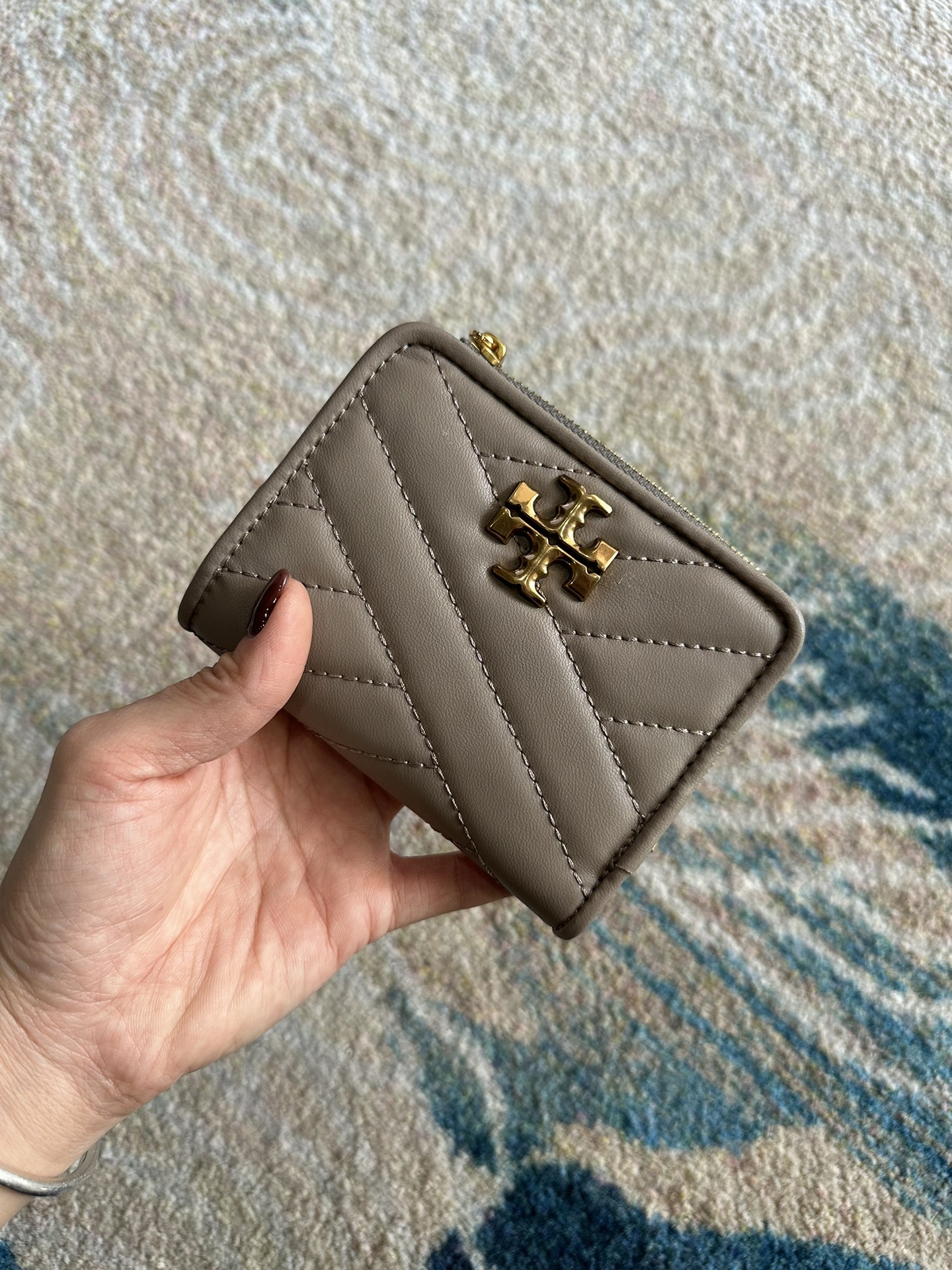 Tory Burch ～Tory Burch Kira 短款对折拉链钱包 立体菱格纹路 标志性立体金属logo