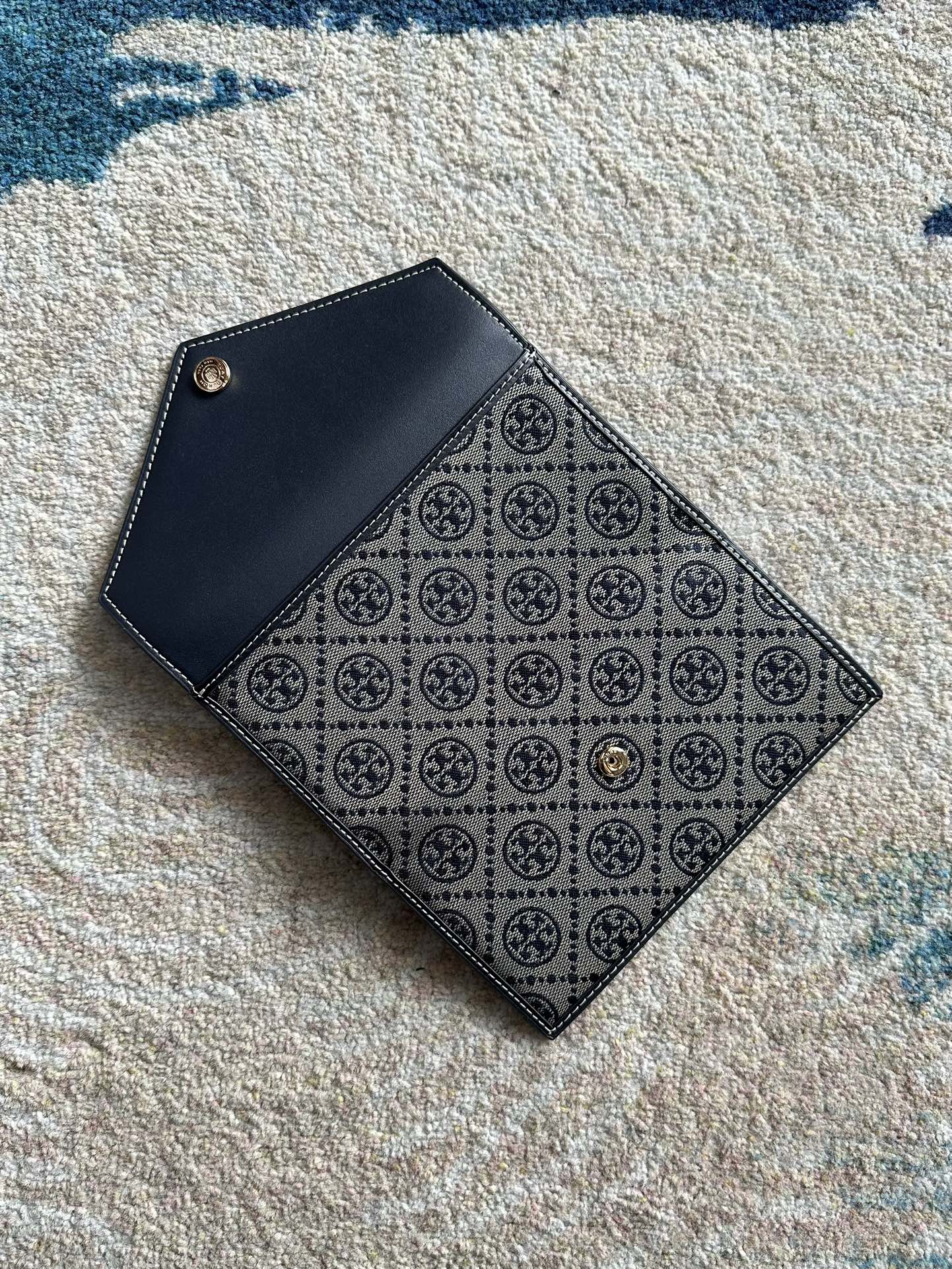 Tory Burch ～Tory Burch新款信封钱夹 老花布料 优雅不过时 耐磨耐摔 容量大 可容纳多张卡片