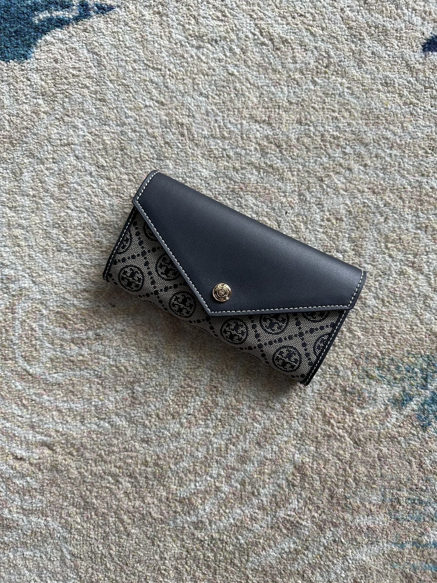 Tory Burch ～Tory Burch新款信封钱夹 老花布料 优雅不过时 耐磨耐摔 容量大 可容纳多张卡片