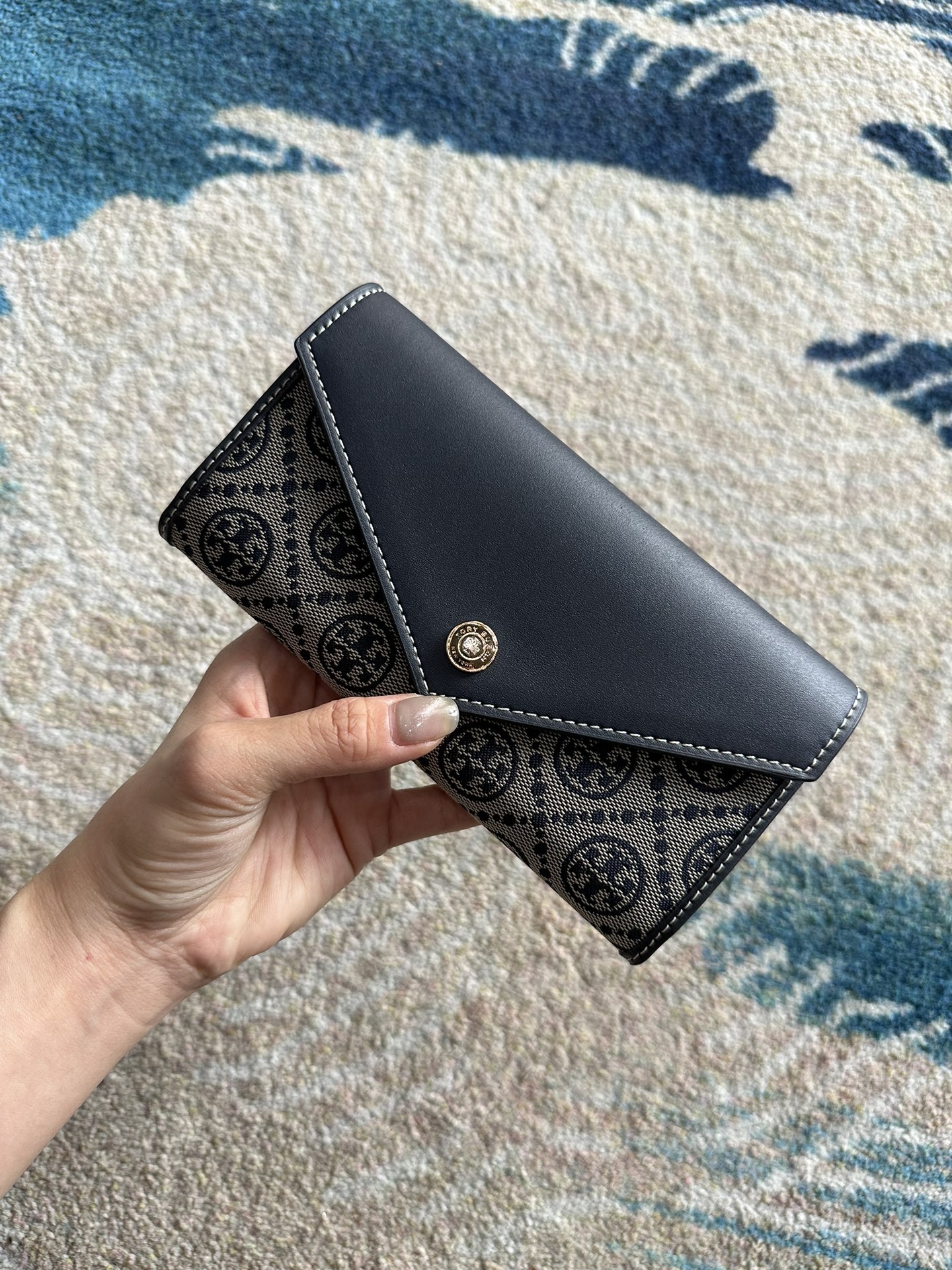 Tory Burch ～Tory Burch新款信封钱夹 老花布料 优雅不过时 耐磨耐摔 容量大 可容纳多张卡片