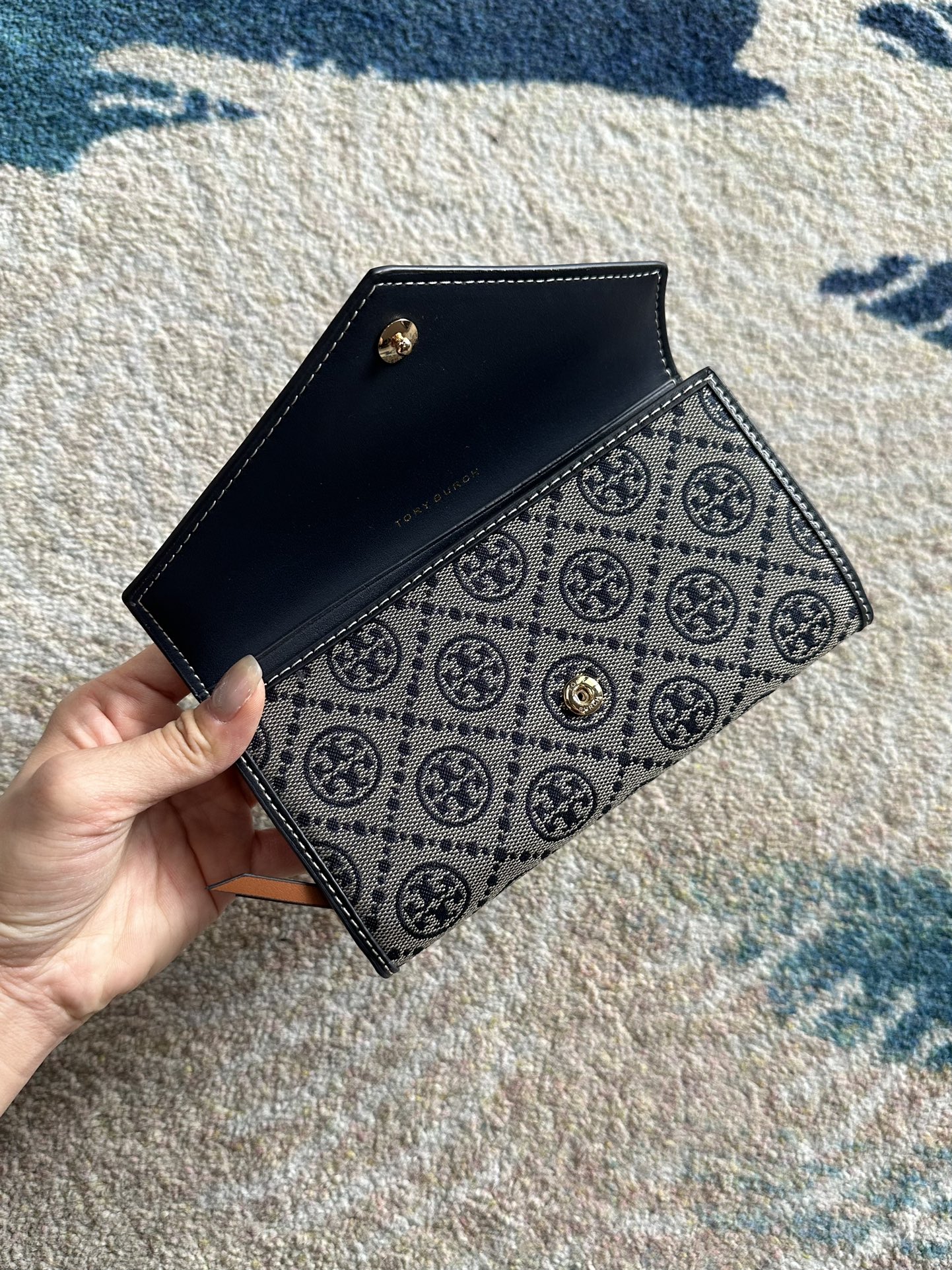 Tory Burch ～Tory Burch新款信封钱夹 老花布料 优雅不过时 耐磨耐摔 容量大 可容纳多张卡片