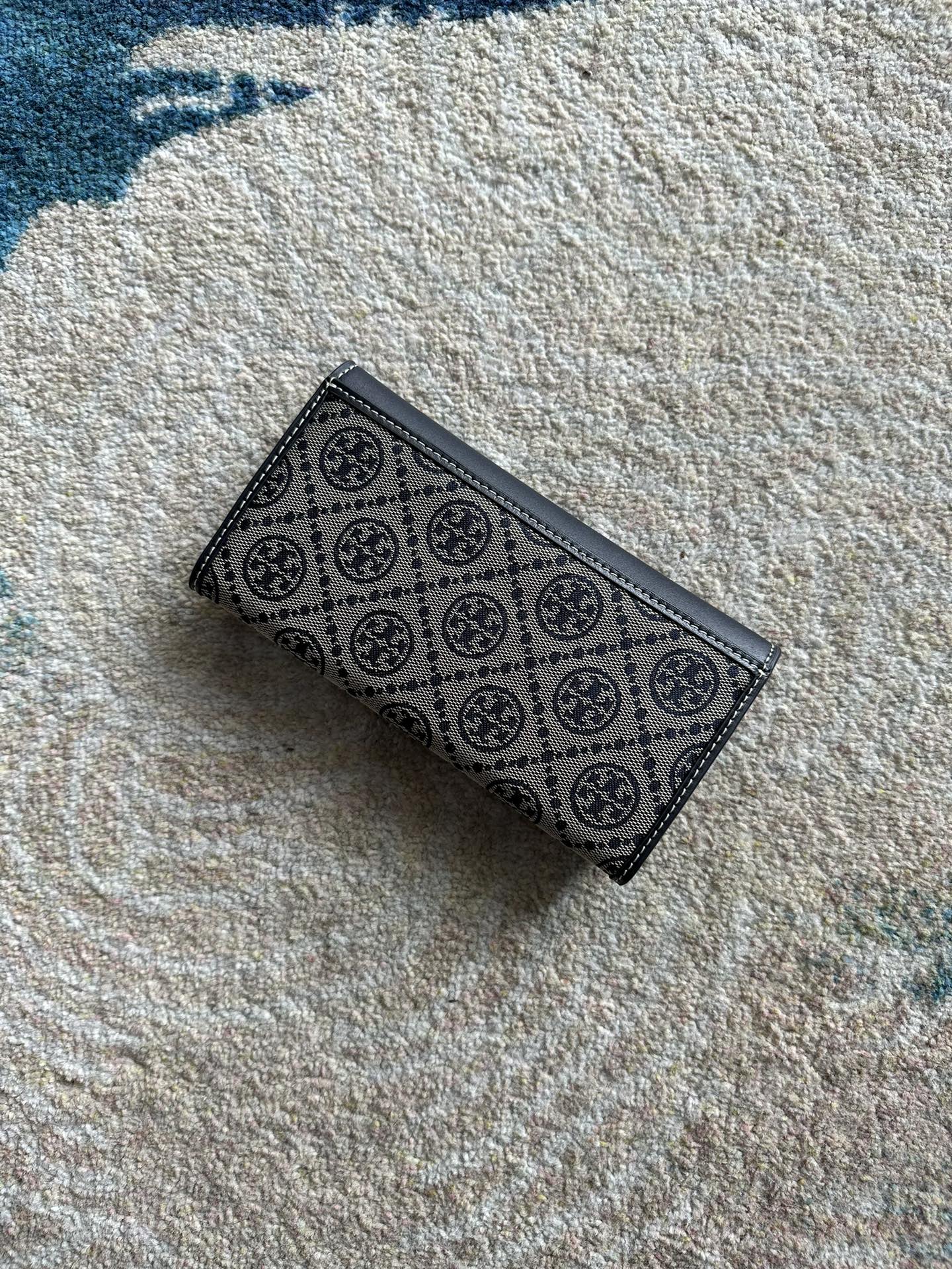 Tory Burch ～Tory Burch新款信封钱夹 老花布料 优雅不过时 耐磨耐摔 容量大 可容纳多张卡片
