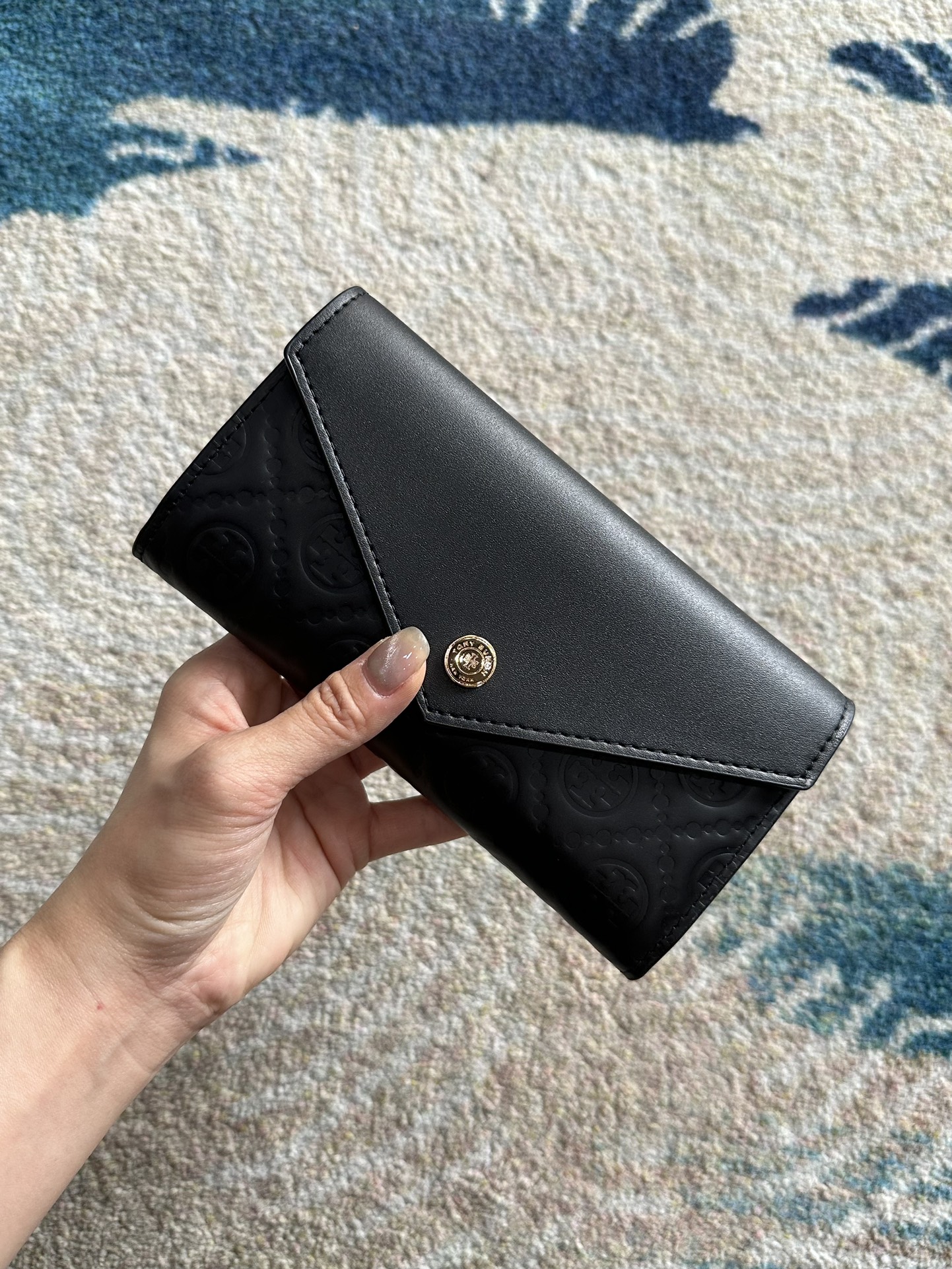 Tory Burch ～Tory Burch新款信封钱夹 全皮雕花压纹工艺 又不失优雅 容量大 可容纳多张卡片