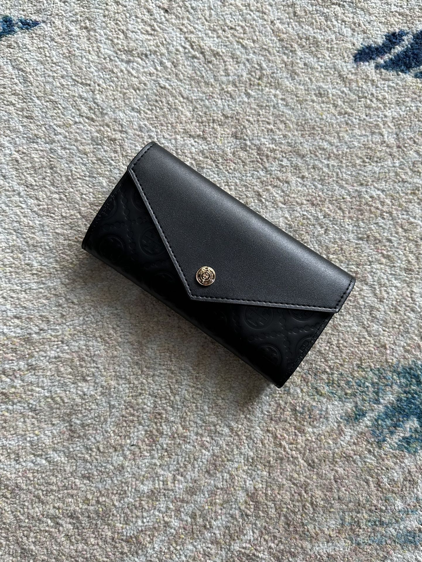 Tory Burch ～Tory Burch新款信封钱夹 全皮雕花压纹工艺 又不失优雅 容量大 可容纳多张卡片