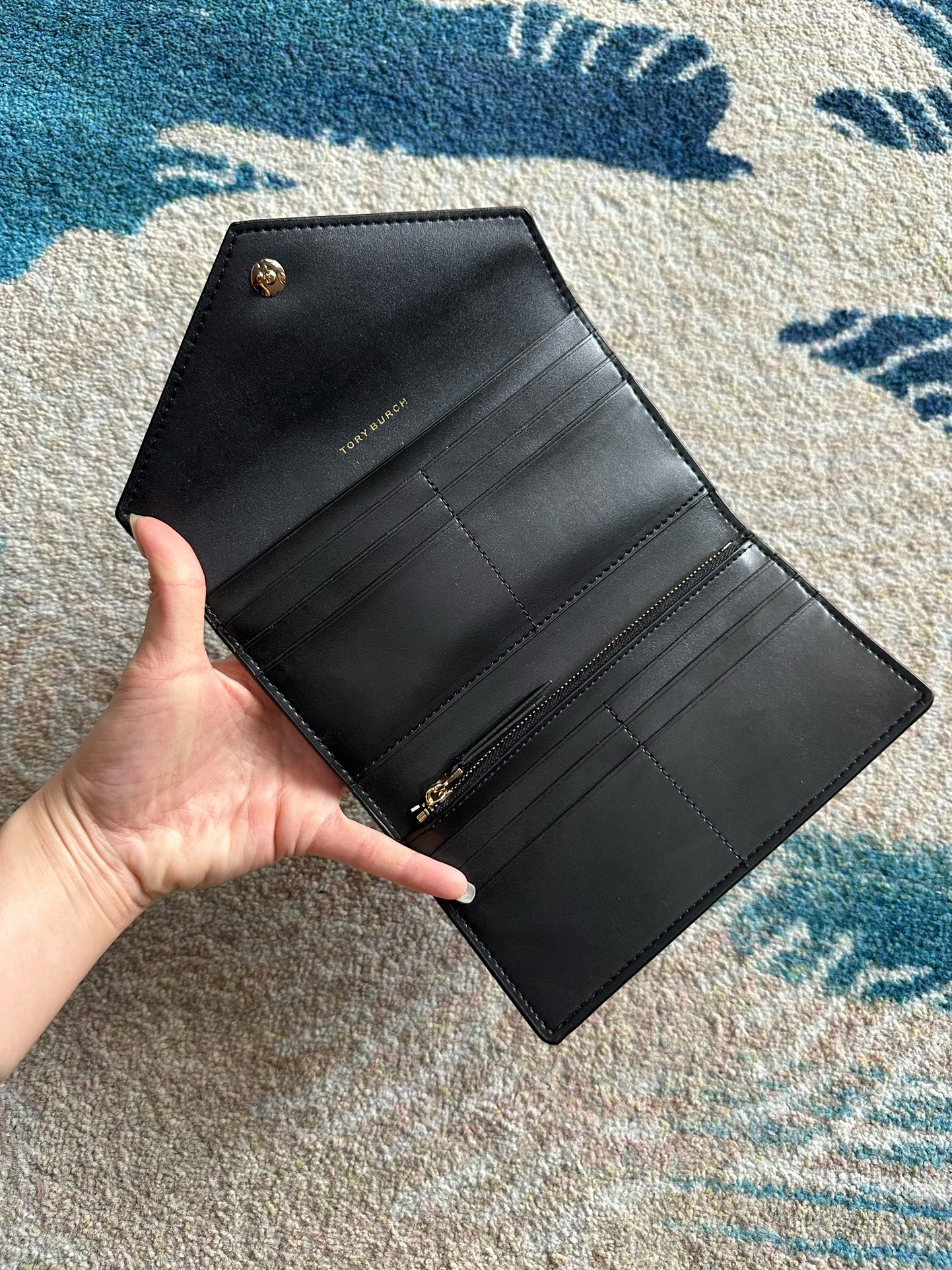 Tory Burch ～Tory Burch新款信封钱夹 全皮雕花压纹工艺 又不失优雅 容量大 可容纳多张卡片