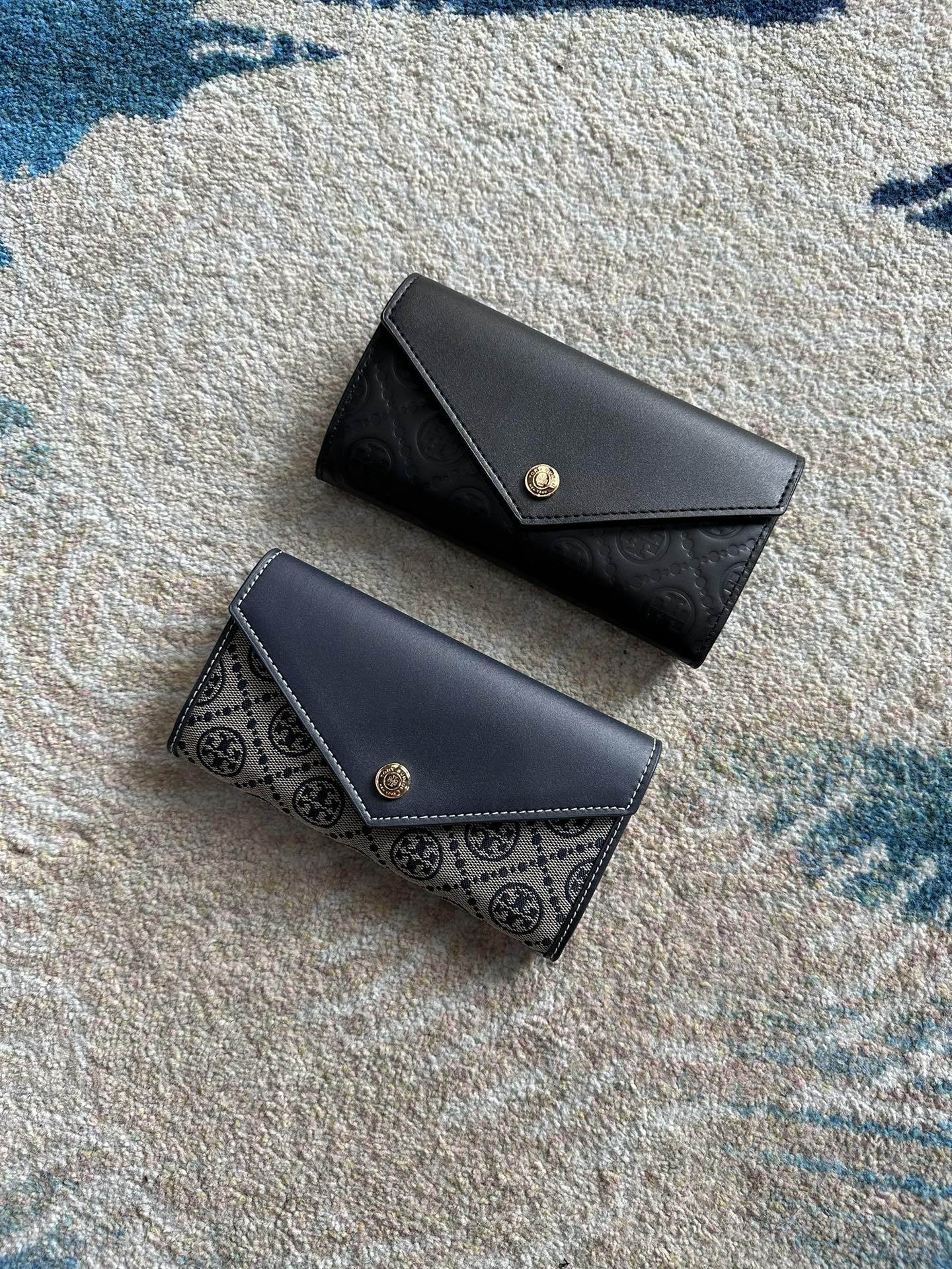 Tory Burch ～Tory Burch新款信封钱夹 全皮雕花压纹工艺 又不失优雅 容量大 可容纳多张卡片