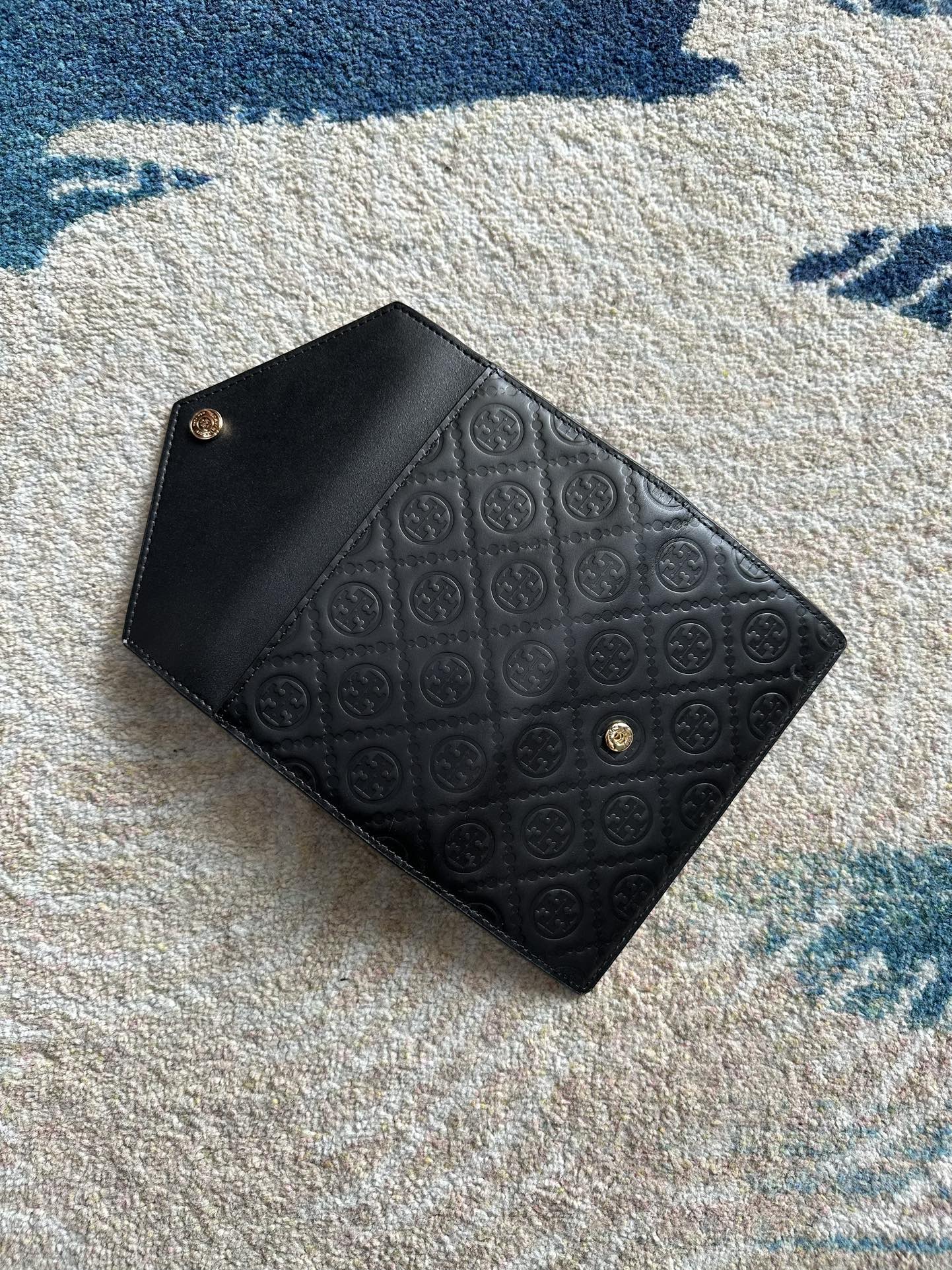 Tory Burch ～Tory Burch新款信封钱夹 全皮雕花压纹工艺 又不失优雅 容量大 可容纳多张卡片