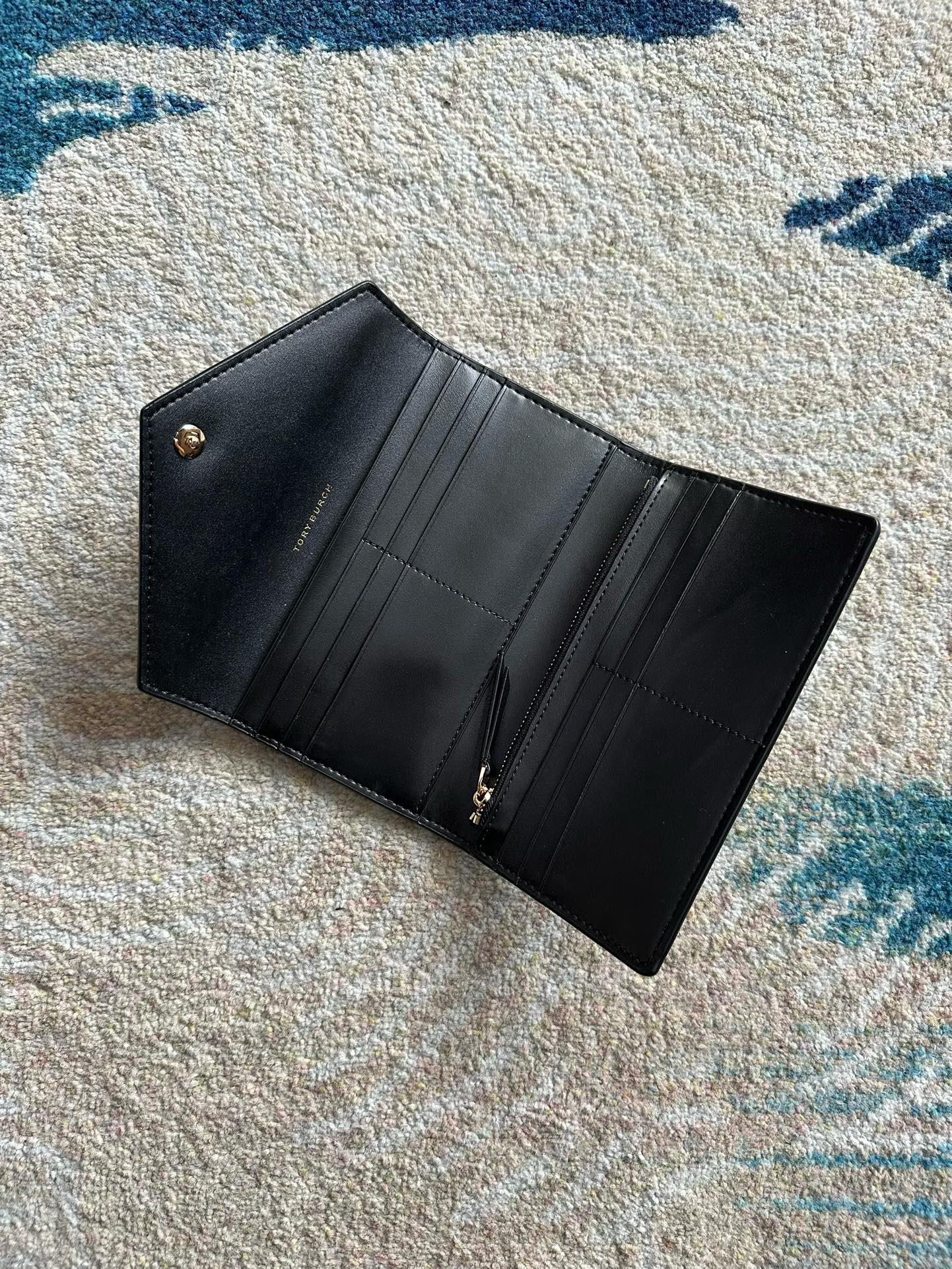 Tory Burch ～Tory Burch新款信封钱夹 全皮雕花压纹工艺 又不失优雅 容量大 可容纳多张卡片