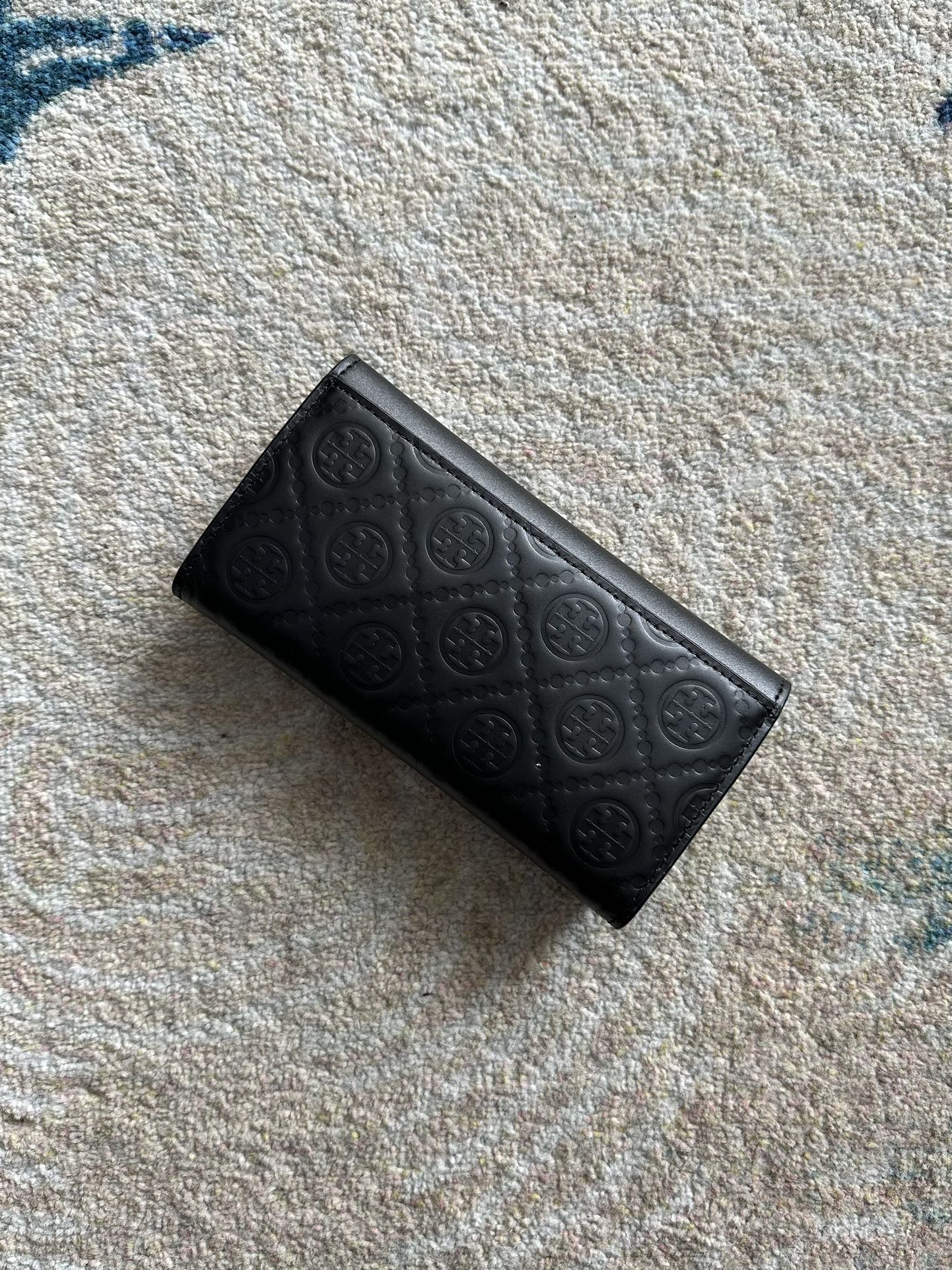 Tory Burch ～Tory Burch新款信封钱夹 全皮雕花压纹工艺 又不失优雅 容量大 可容纳多张卡片