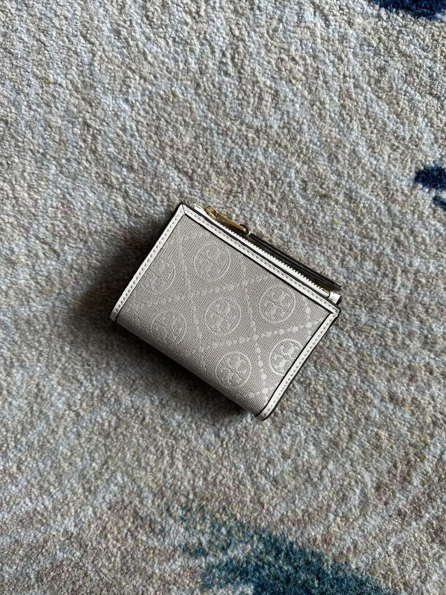 Tory Burch ～Tory Burch Monogram 老花帆布短款拉链钱夹 小巧玲珑 可装百元大钞