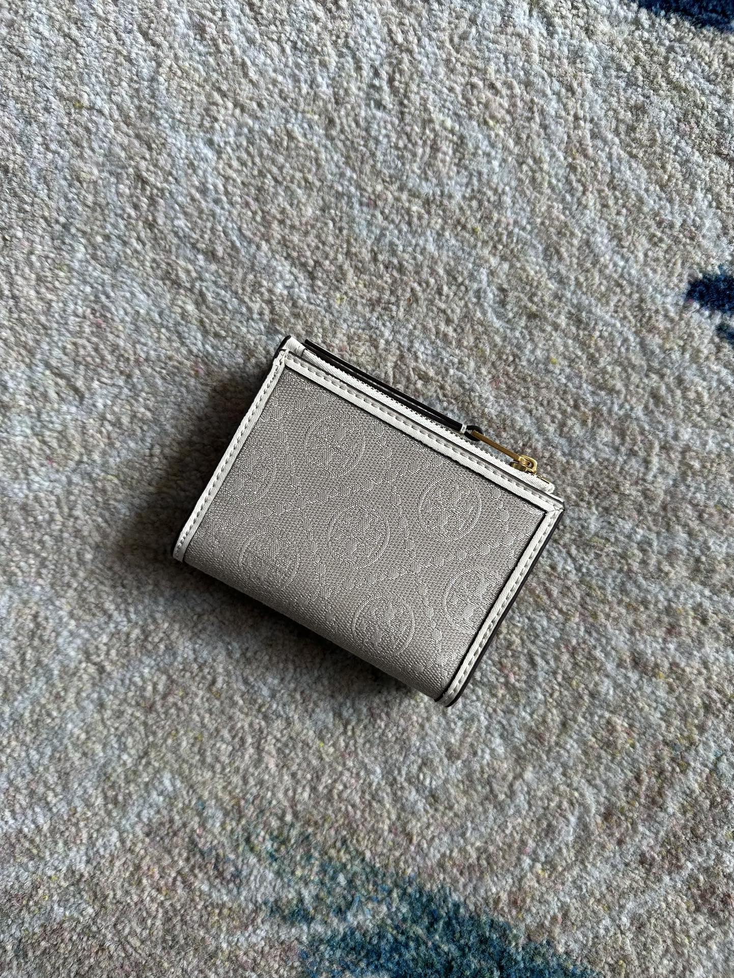 Tory Burch ～Tory Burch Monogram 老花帆布短款拉链钱夹 小巧玲珑 可装百元大钞