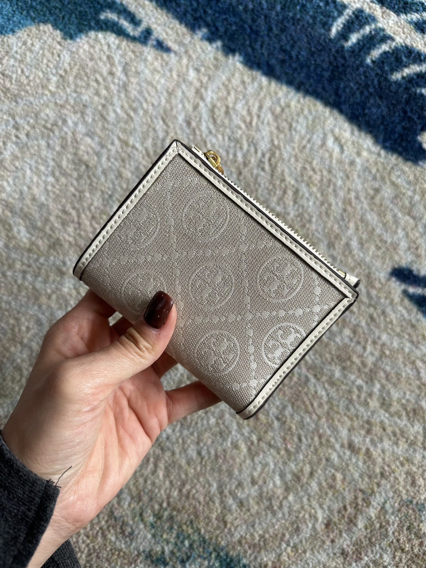 Tory Burch ～Tory Burch Monogram 老花帆布短款拉链钱夹 小巧玲珑 可装百元大钞