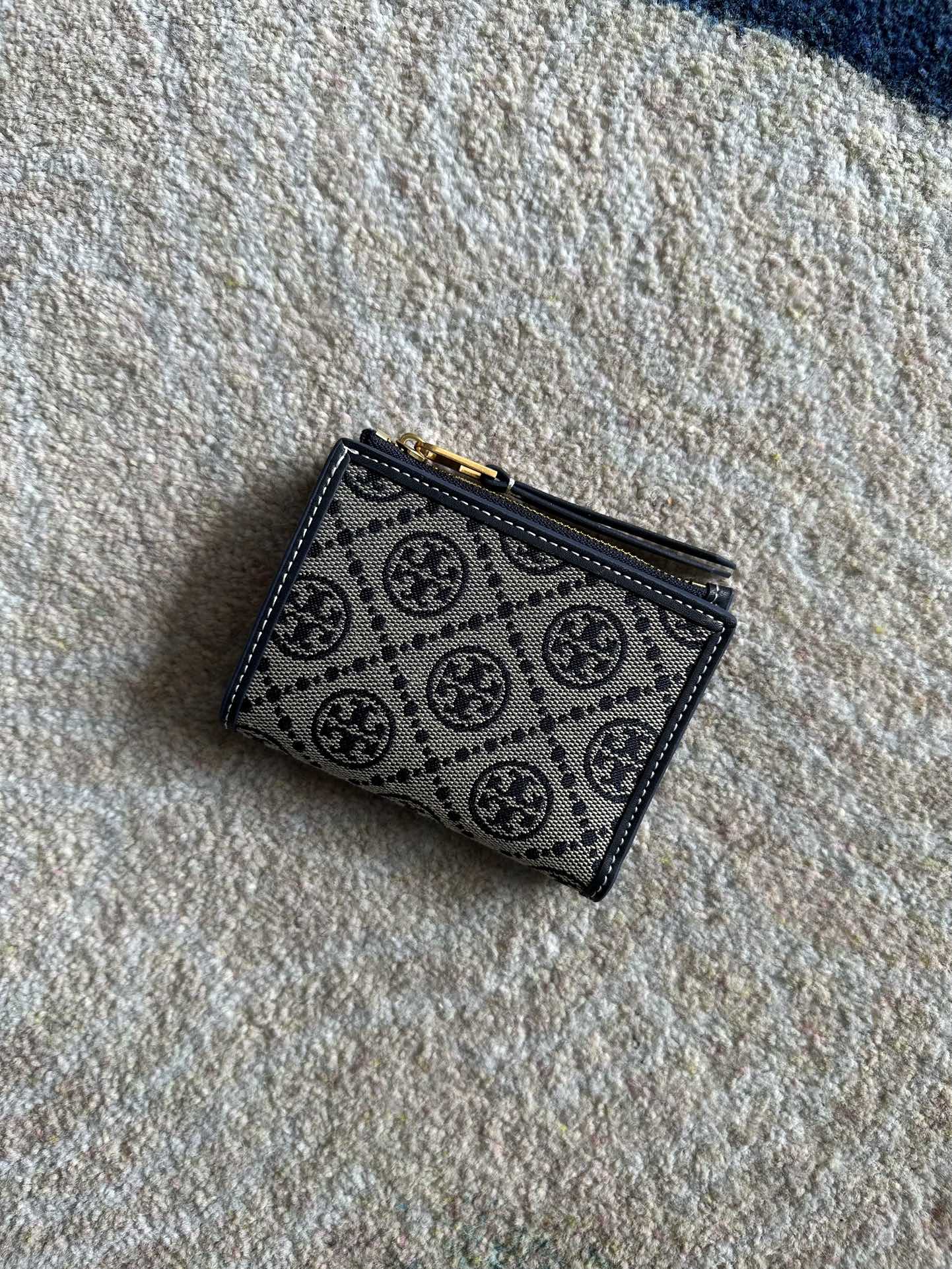 Tory Burch ～Tory Burch Monogram 老花帆布短款拉链钱夹 小巧玲珑 可装百元大钞