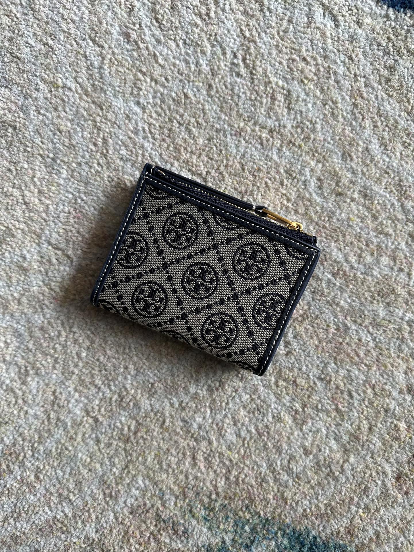 Tory Burch ～Tory Burch Monogram 老花帆布短款拉链钱夹 小巧玲珑 可装百元大钞
