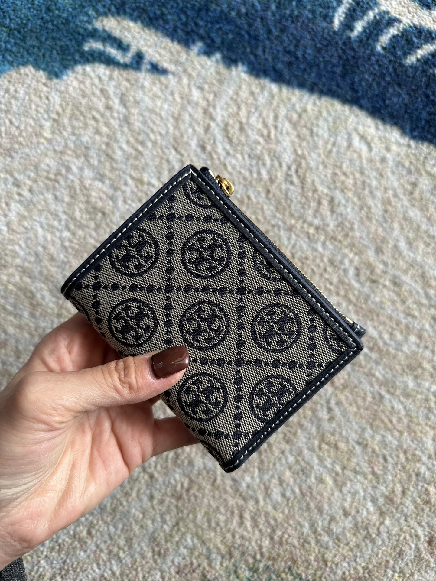 Tory Burch ～Tory Burch Monogram 老花帆布短款拉链钱夹 小巧玲珑 可装百元大钞