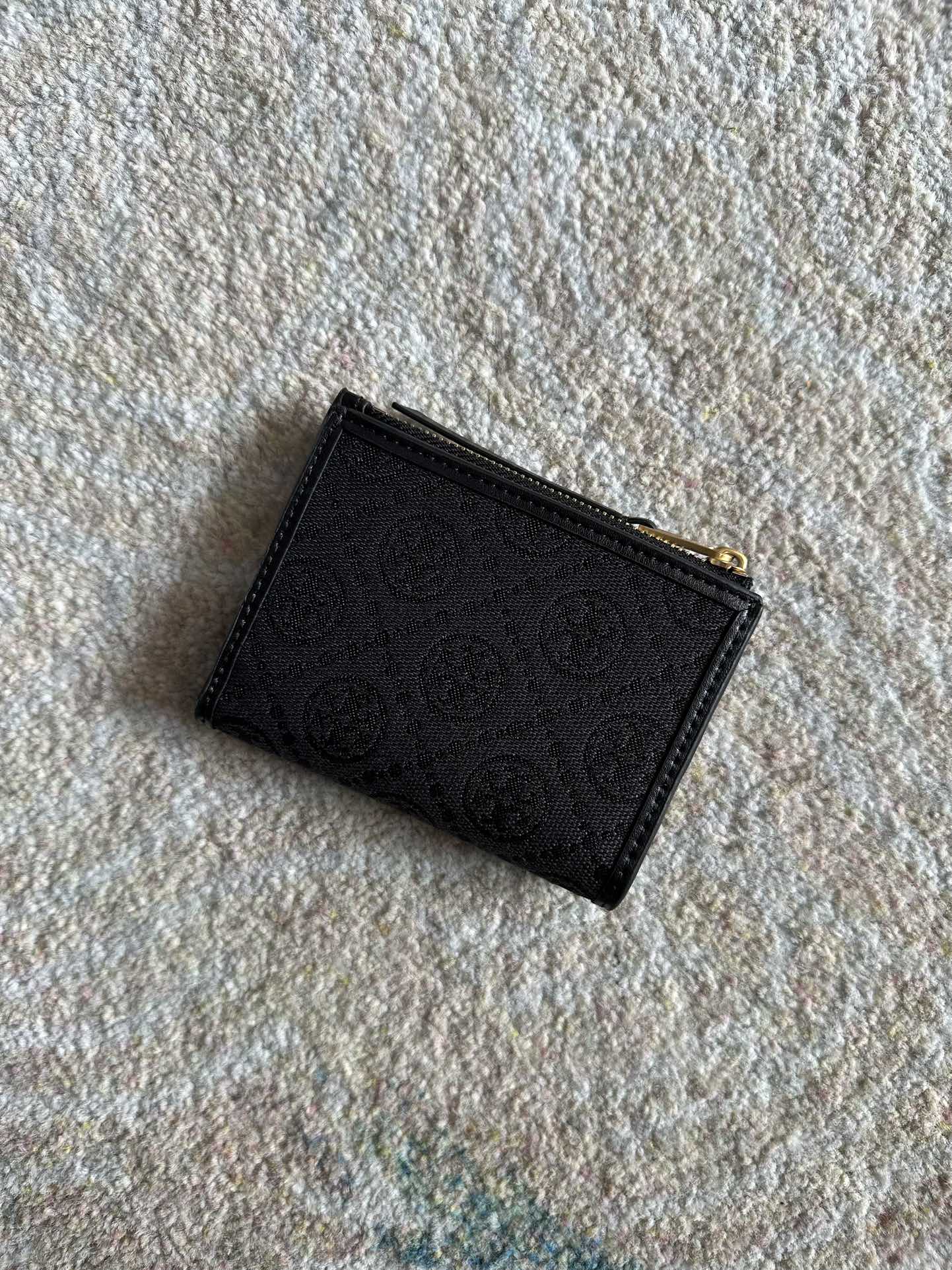 Tory Burch ～Tory Burch Monogram 老花帆布短款拉链钱夹 小巧玲珑 可装百元大钞