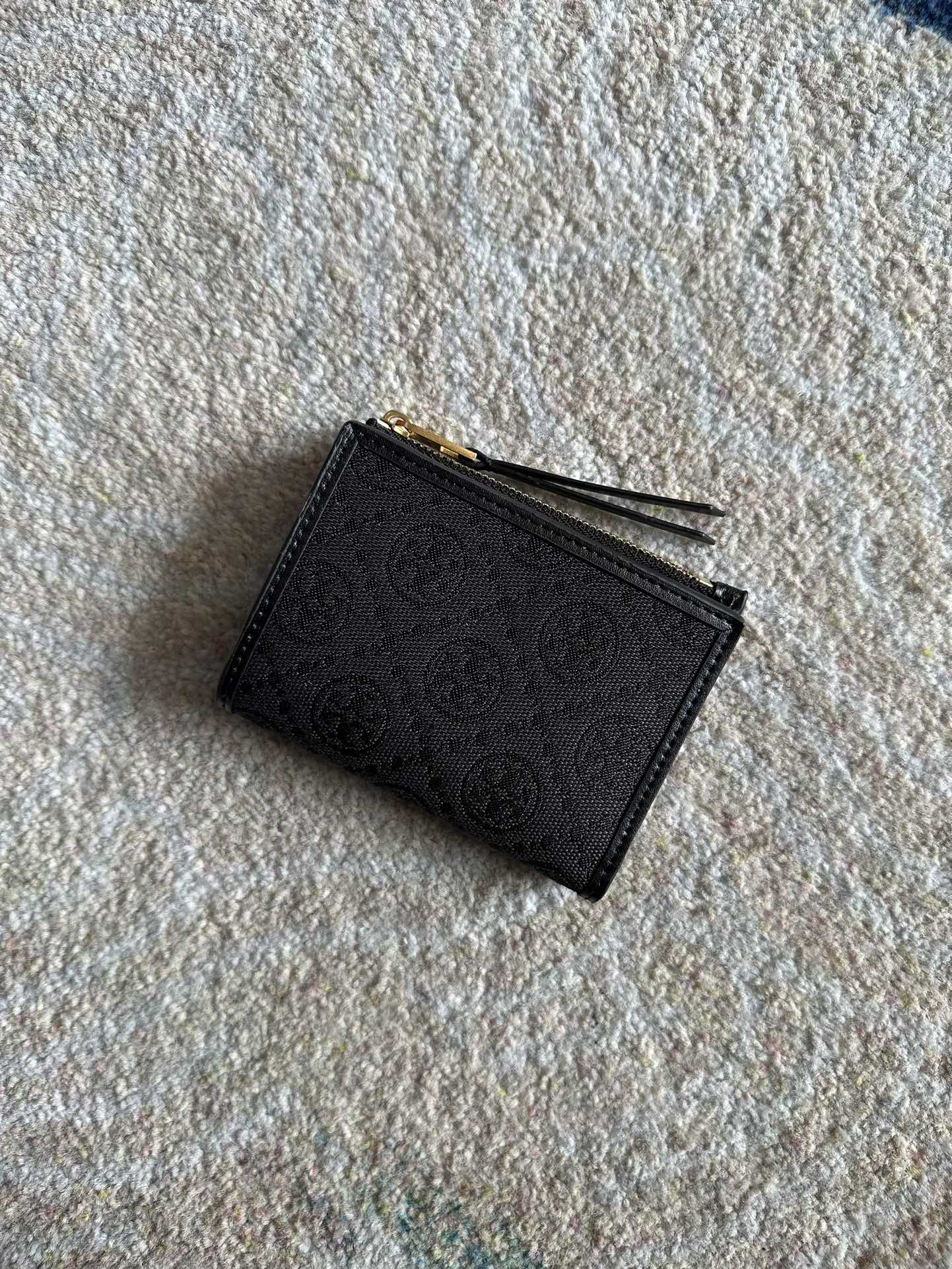 Tory Burch ～Tory Burch Monogram 老花帆布短款拉链钱夹 小巧玲珑 可装百元大钞