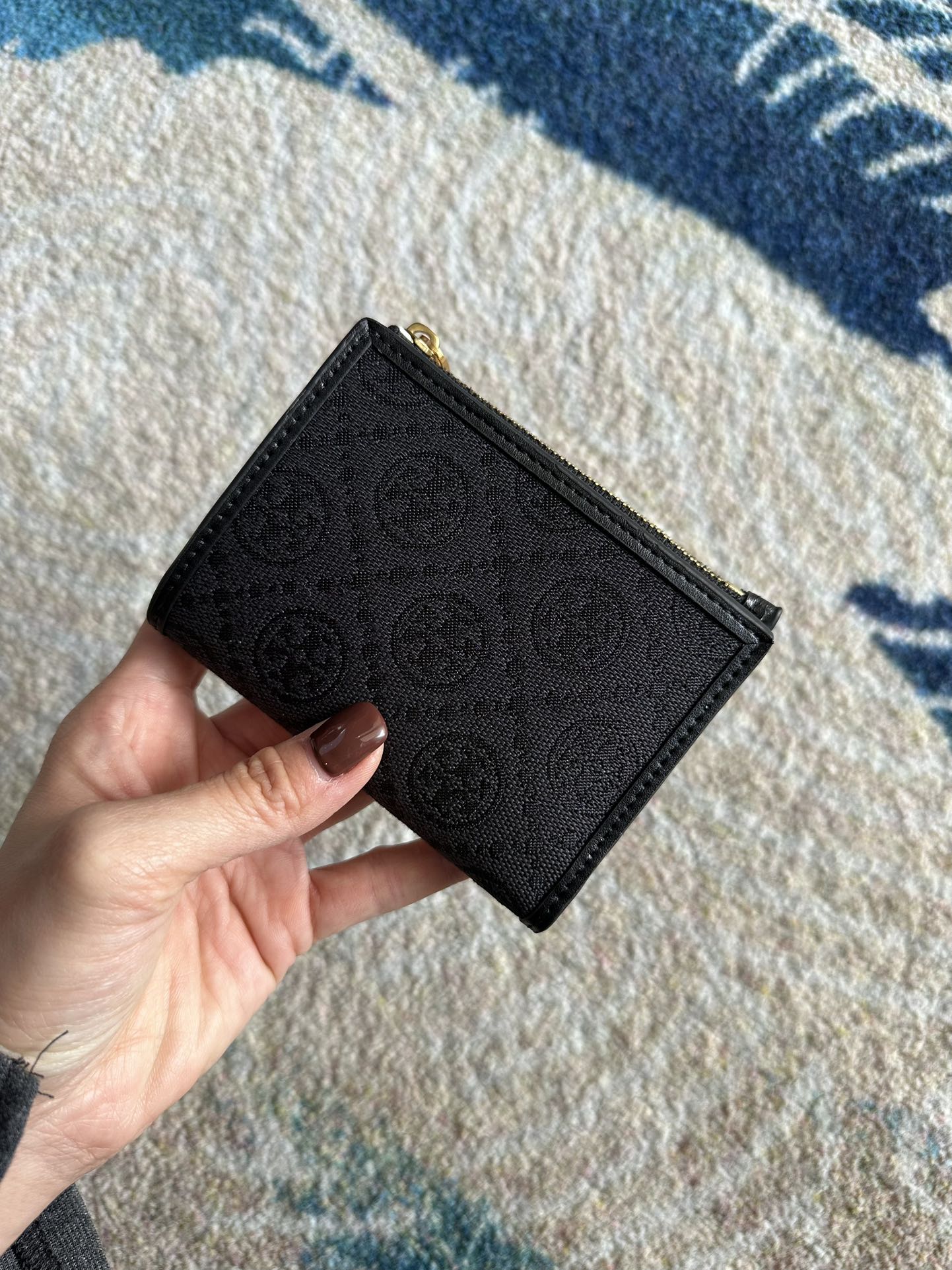 Tory Burch ～Tory Burch Monogram 老花帆布短款拉链钱夹 小巧玲珑 可装百元大钞
