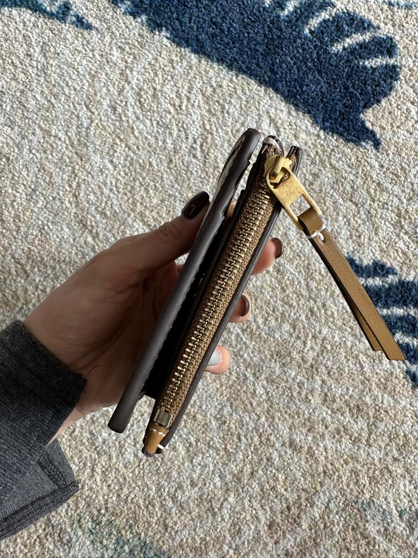 Tory Burch ～Tory Burch Monogram 老花帆布短款拉链钱夹 小巧玲珑 可装百元大钞