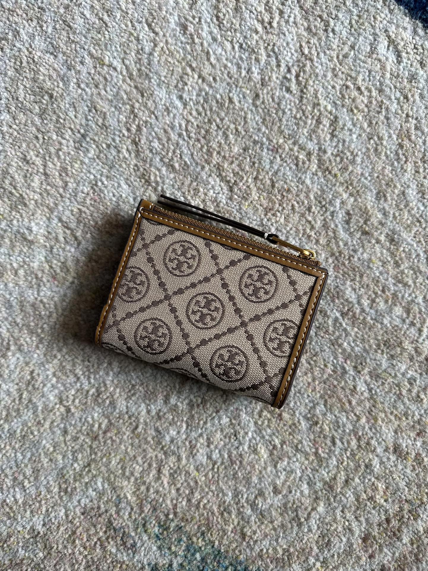 Tory Burch ～Tory Burch Monogram 老花帆布短款拉链钱夹 小巧玲珑 可装百元大钞