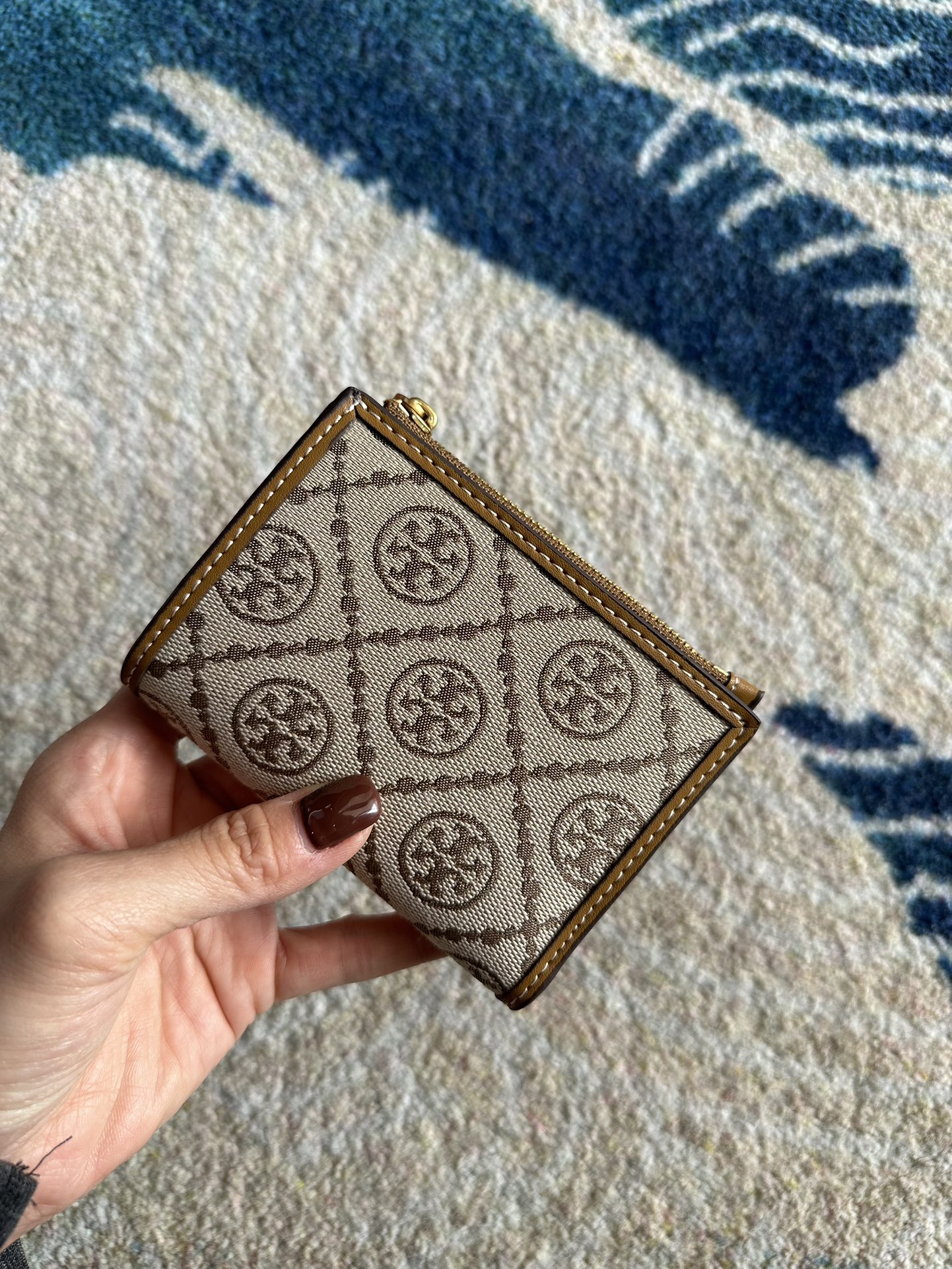 Tory Burch ～Tory Burch Monogram 老花帆布短款拉链钱夹 小巧玲珑 可装百元大钞