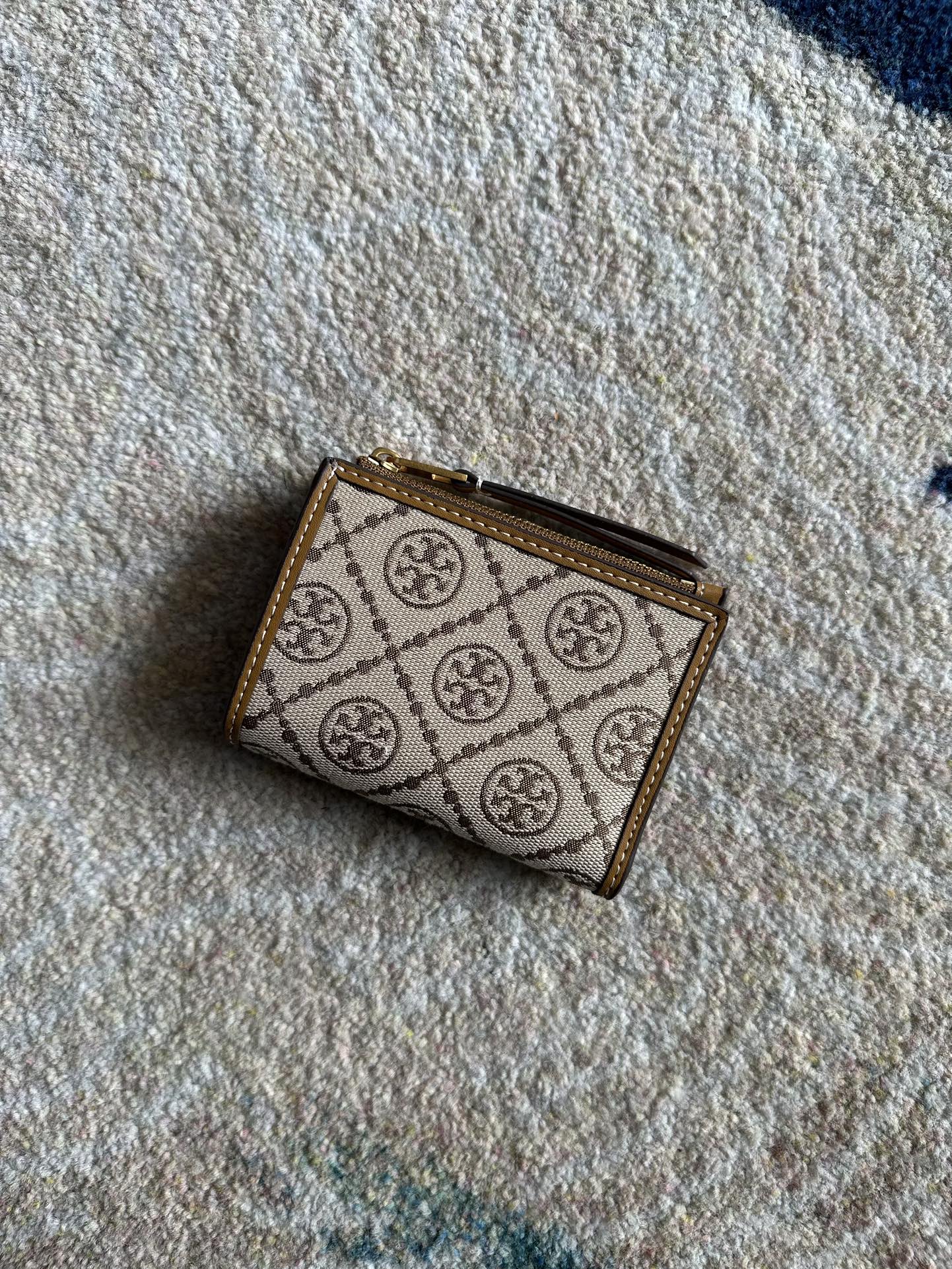 Tory Burch ～Tory Burch Monogram 老花帆布短款拉链钱夹 小巧玲珑 可装百元大钞