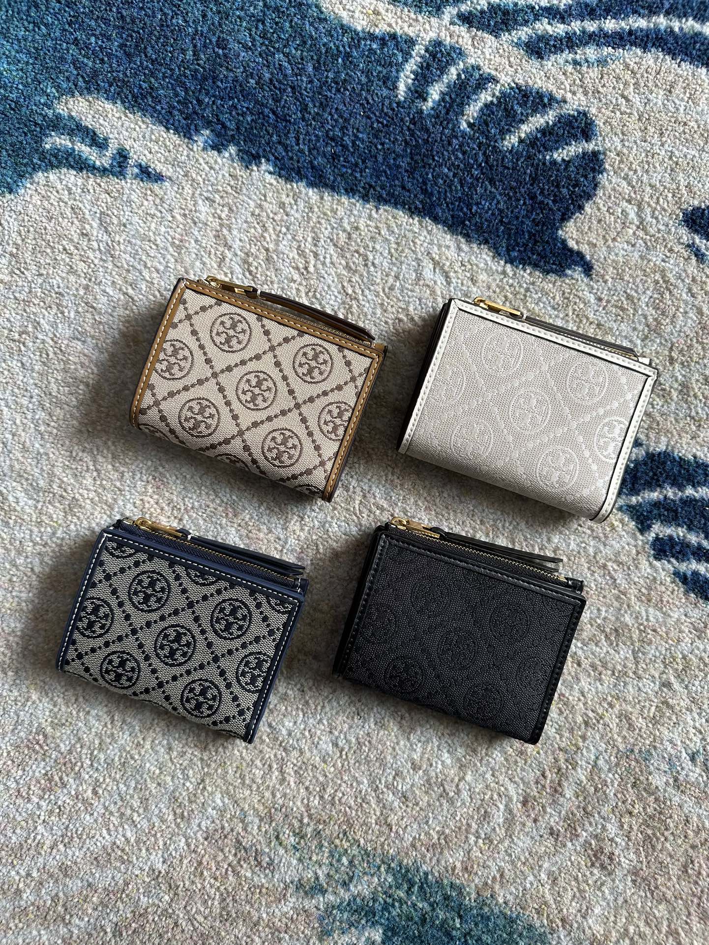 Tory Burch ～Tory Burch Monogram 老花帆布短款拉链钱夹 小巧玲珑 可装百元大钞