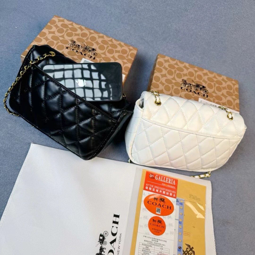 带礼盒💰105  蔻驰COACH菱格女士链条包时尚百搭单肩包手机口红斜挎包
尺寸：21×15×6 cm