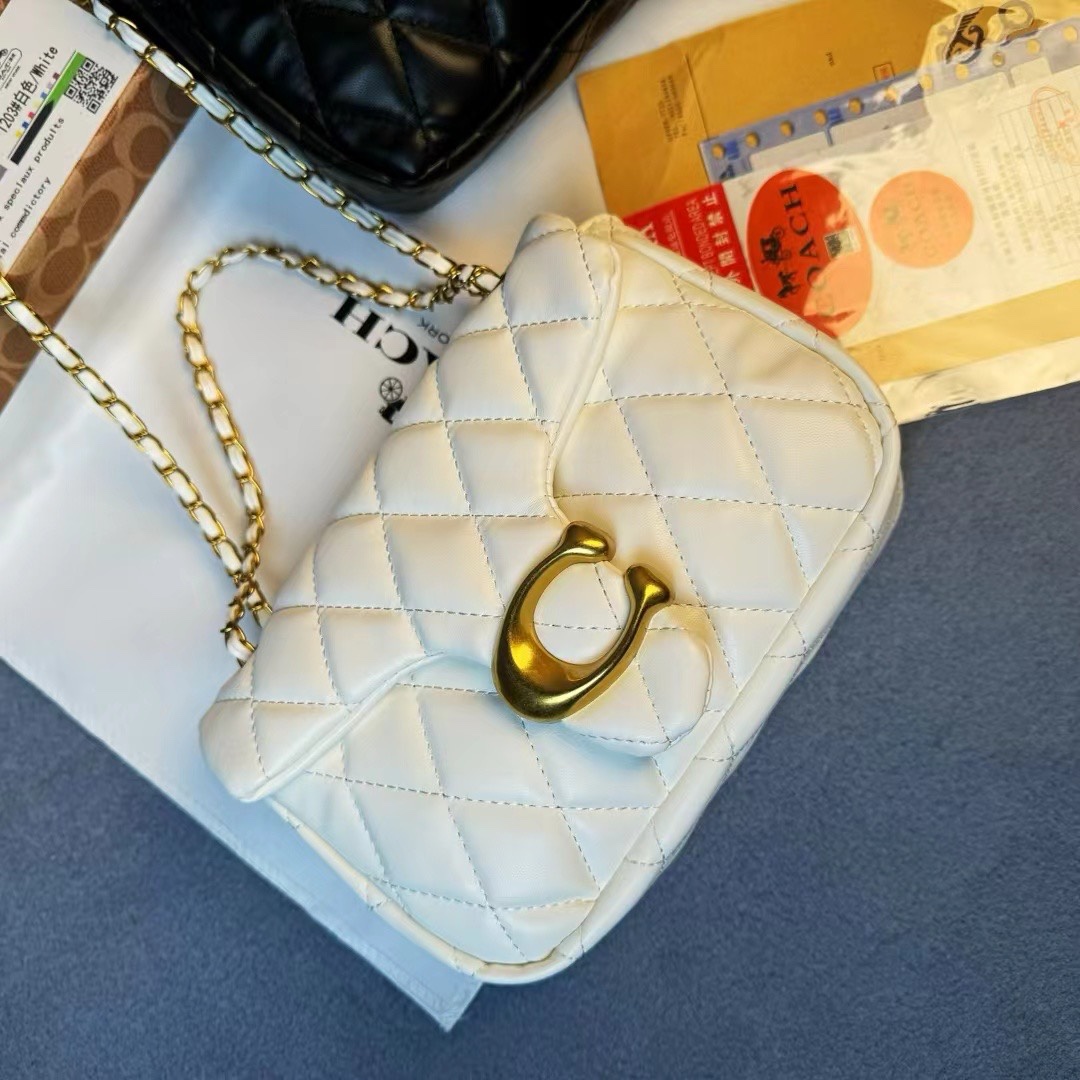 带礼盒💰105  蔻驰COACH菱格女士链条包时尚百搭单肩包手机口红斜挎包
尺寸：21×15×6 cm