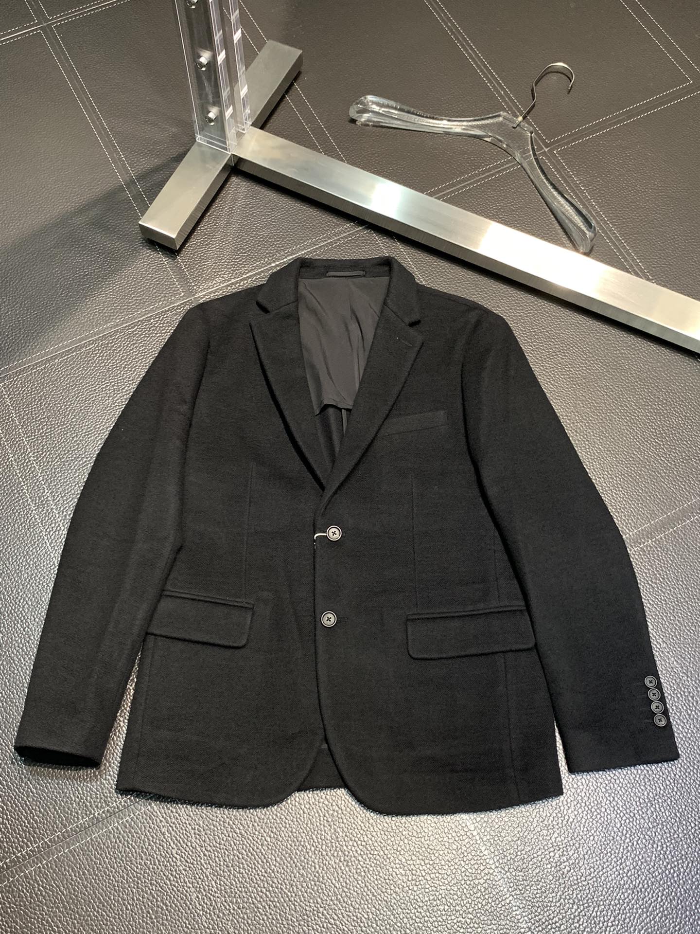 NO:445587,.Prada Prada exclusively supplies new suit jackets, simple and casual suit jackets, imported original polyester fabric, breathable, soft and warm, strong and drape, the whole piece of clothing is neat and flat, all hardware accessories are top-grade accessories with logos, and it is obvious that it is high-end fabric. This fabric is fixed and there is no good product from the outside, without any picky places, such a jacket is often worn, and it is very practical. Size 46-54,,prada,prada,jackets & coats,business suit,alexander wang19860909.Prada普拉达 独家专供新款西服外套,简约休闲西装外套,进口原版聚酯纤维面料,透气柔软保暖性很强,笔挺垂感十足,整件衣服车工走线整齐平整,所有五金附料都是客供带logo顶级配件 一看就是高档的面料 这种面料都是定织的 外面根本就没有 正规大厂途径出来的好货,无任何有挑剔的地方 这样的一件外套属于常备常穿的,实用性很强.尺码46-54,,prada,prada,jackets & coats,business suit,alexander wang,Men's clothing