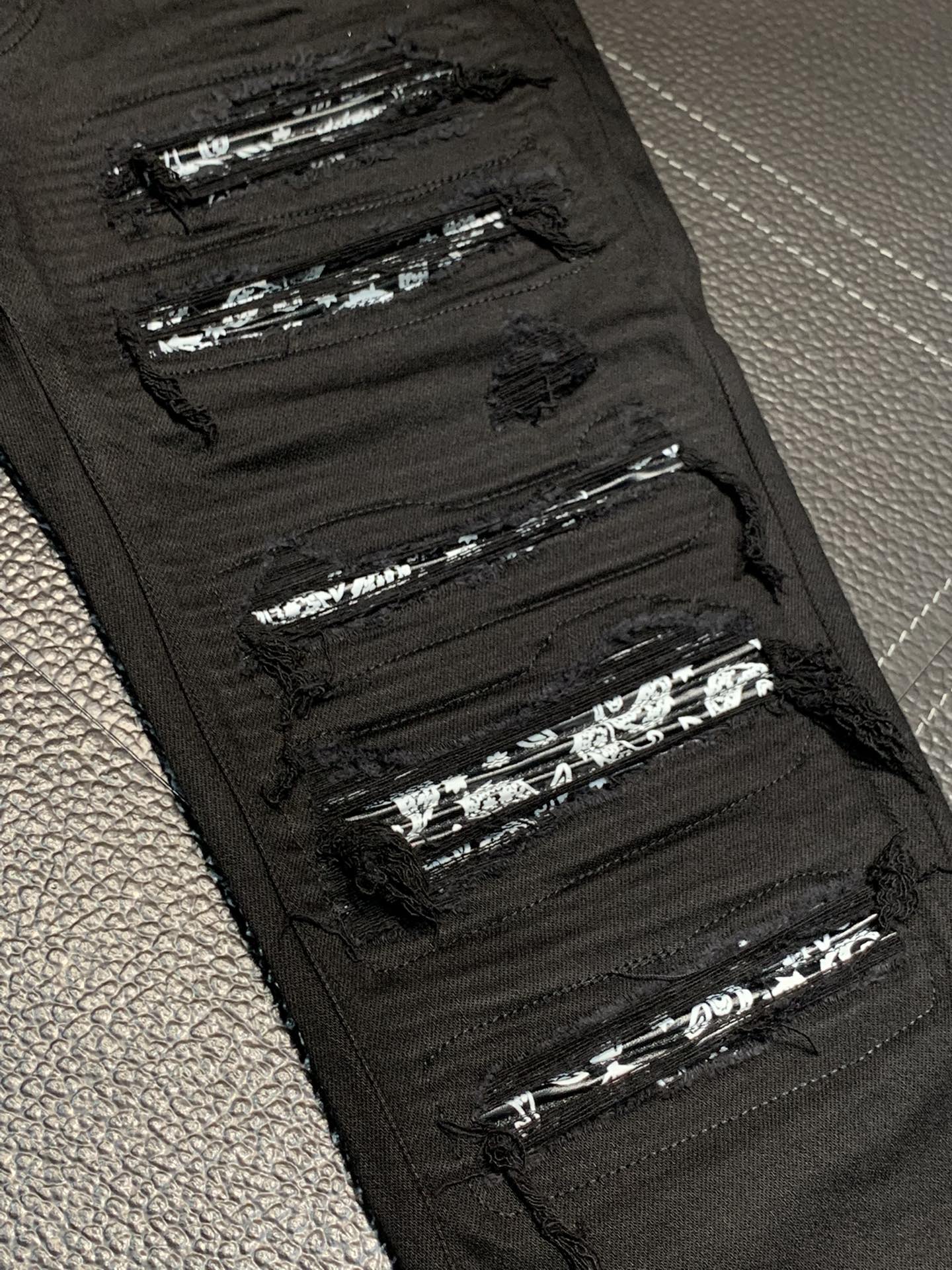  。Amiri 独家专供新款 修身款 小直筒 牛仔裤，高端版本！专柜 面料 透气舒适度高，细节无可挑剔，