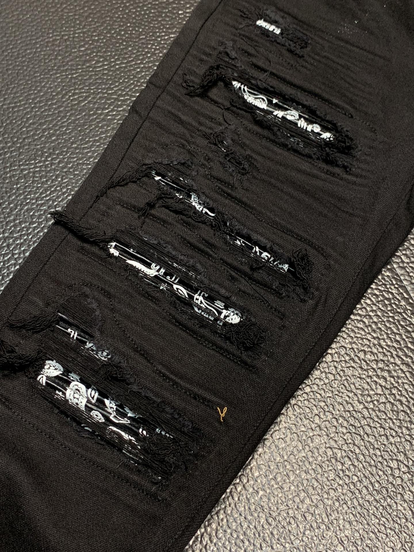  。Amiri 独家专供新款 修身款 小直筒 牛仔裤，高端版本！专柜 面料 透气舒适度高，细节无可挑剔，