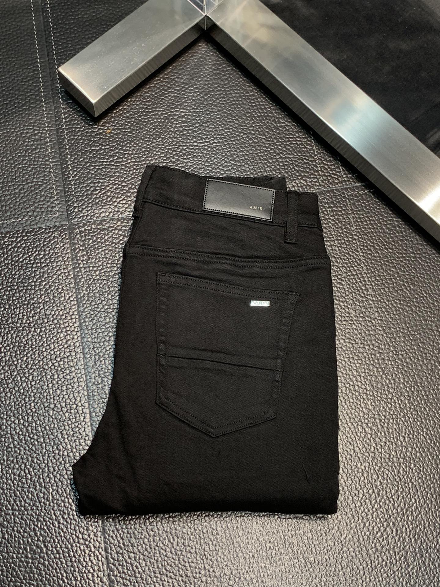  。Amiri 独家专供新款 修身款 小直筒 牛仔裤，高端版本！专柜 面料 透气舒适度高，细节无可挑剔，
