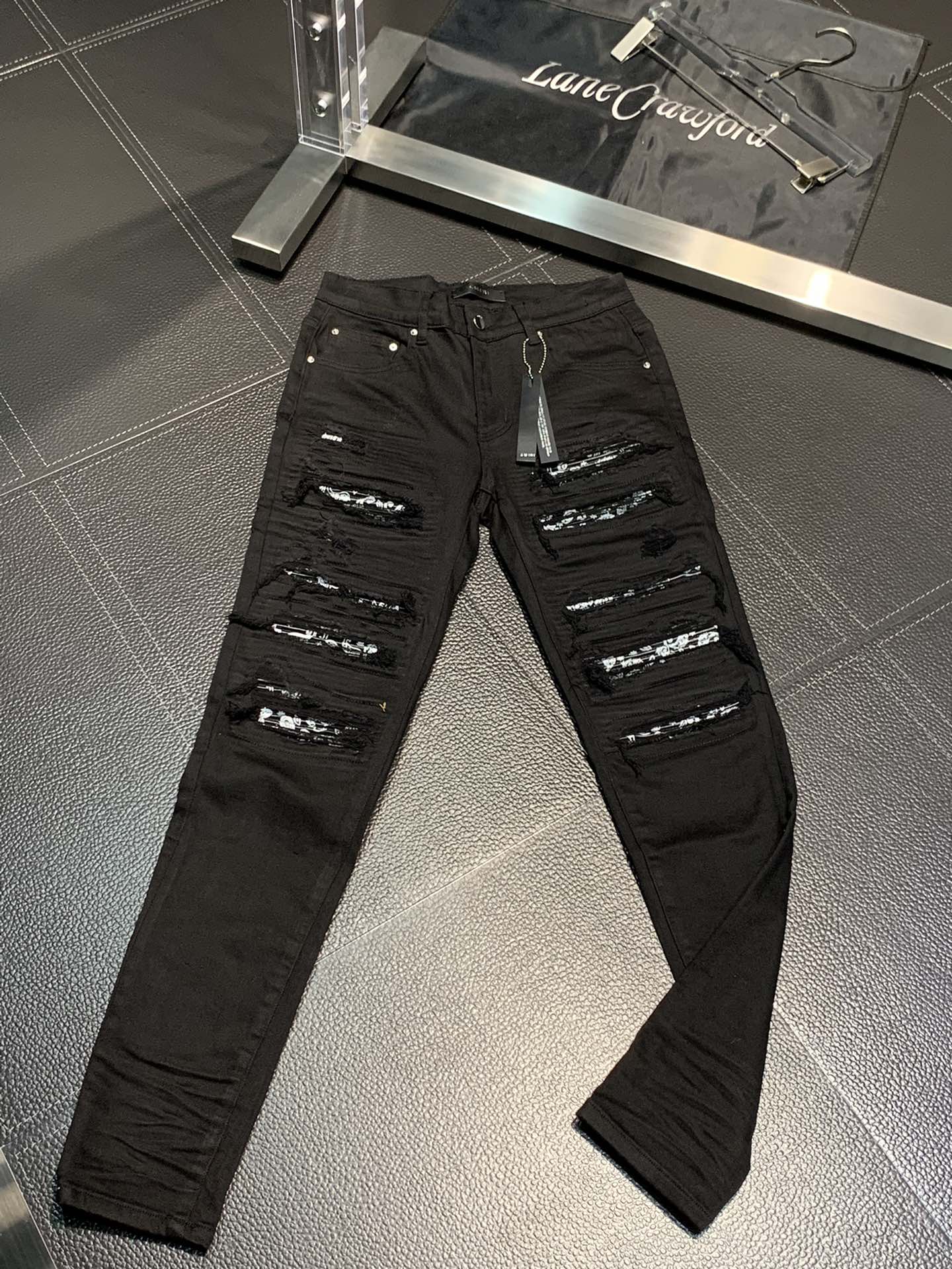  。Amiri 独家专供新款 修身款 小直筒 牛仔裤，高端版本！专柜 面料 透气舒适度高，细节无可挑剔，