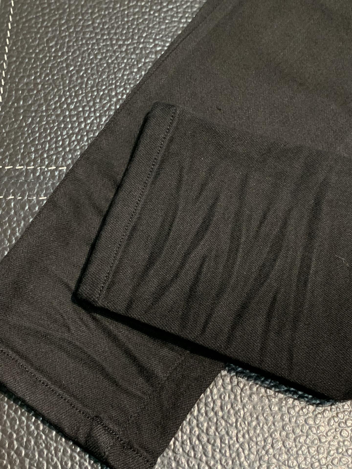  。Amiri 独家专供新款 修身款 小直筒 牛仔裤，高端版本！专柜 面料 透气舒适度高，细节无可挑剔，