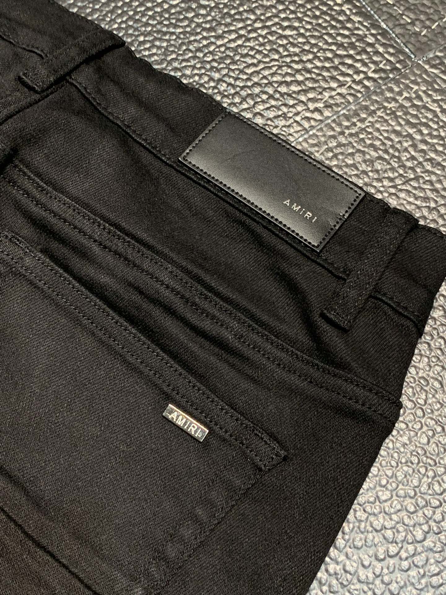  。Amiri 独家专供新款 修身款 小直筒 牛仔裤，高端版本！专柜 面料 透气舒适度高，细节无可挑剔，