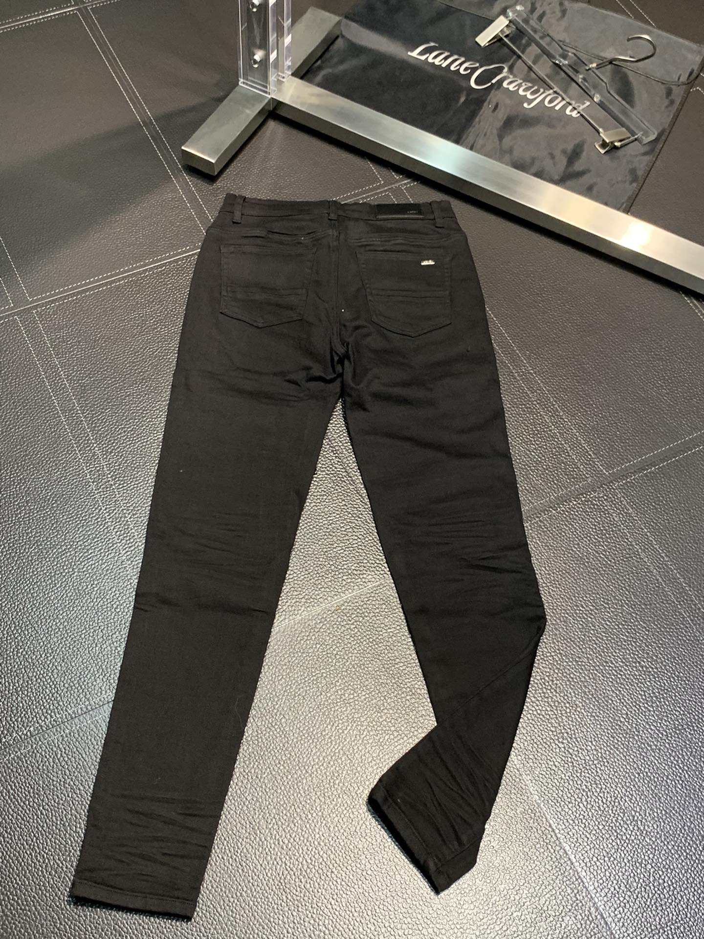  。Amiri 独家专供新款 修身款 小直筒 牛仔裤，高端版本！专柜 面料 透气舒适度高，细节无可挑剔，