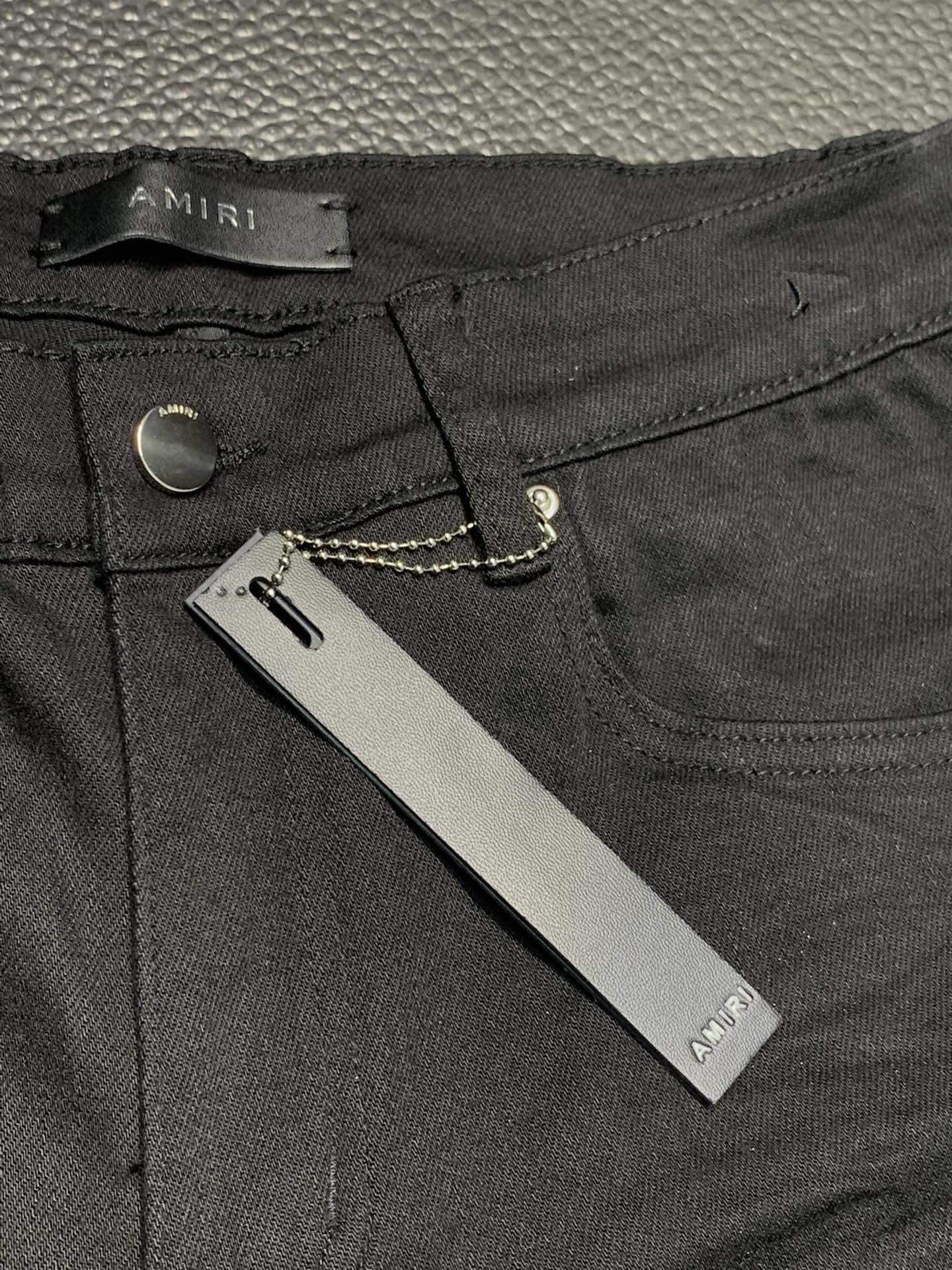  。Amiri 独家专供新款 修身款 小直筒 牛仔裤，高端版本！专柜 面料 透气舒适度高，细节无可挑剔，