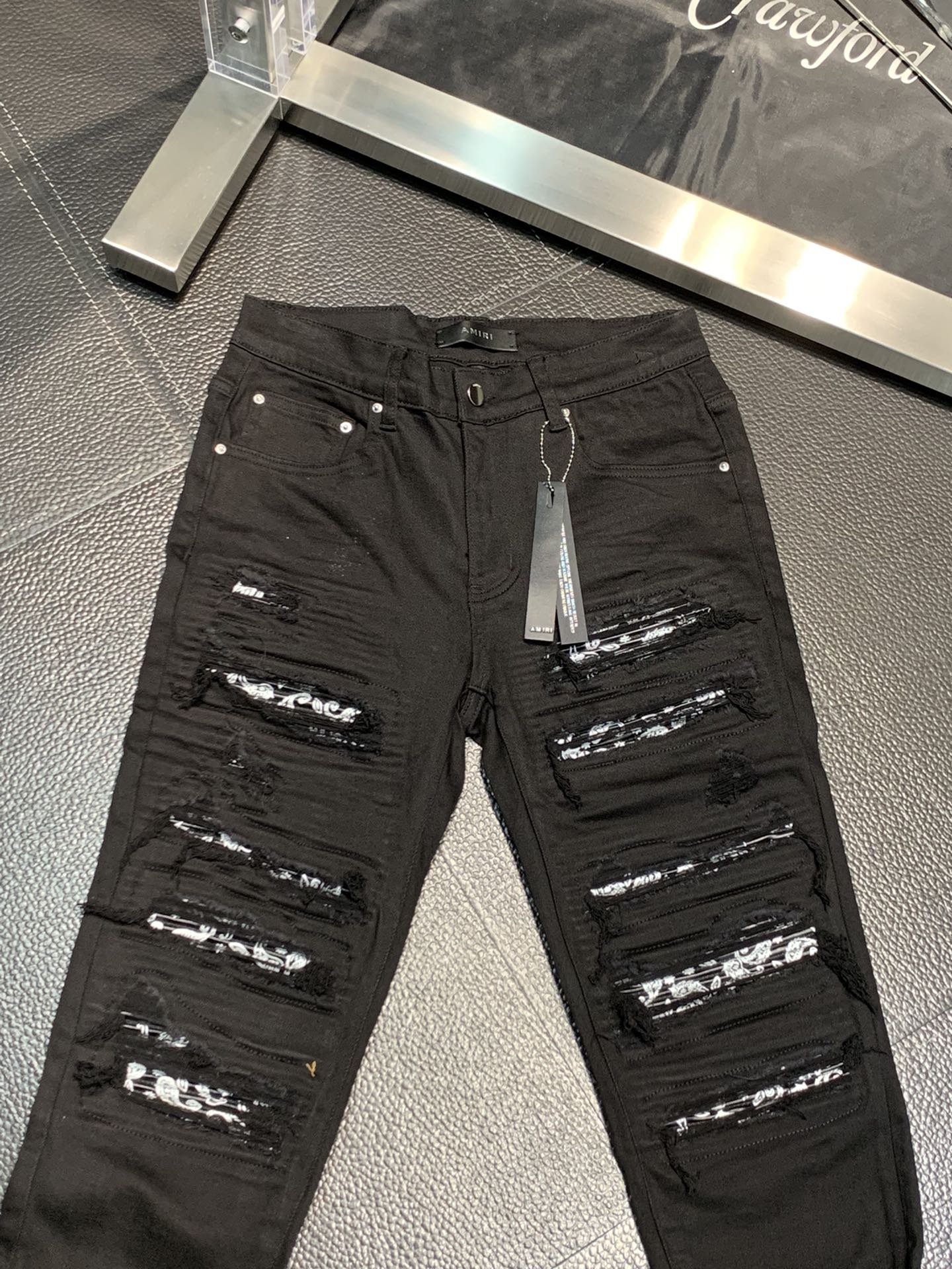  。Amiri 独家专供新款 修身款 小直筒 牛仔裤，高端版本！专柜 面料 透气舒适度高，细节无可挑剔，
