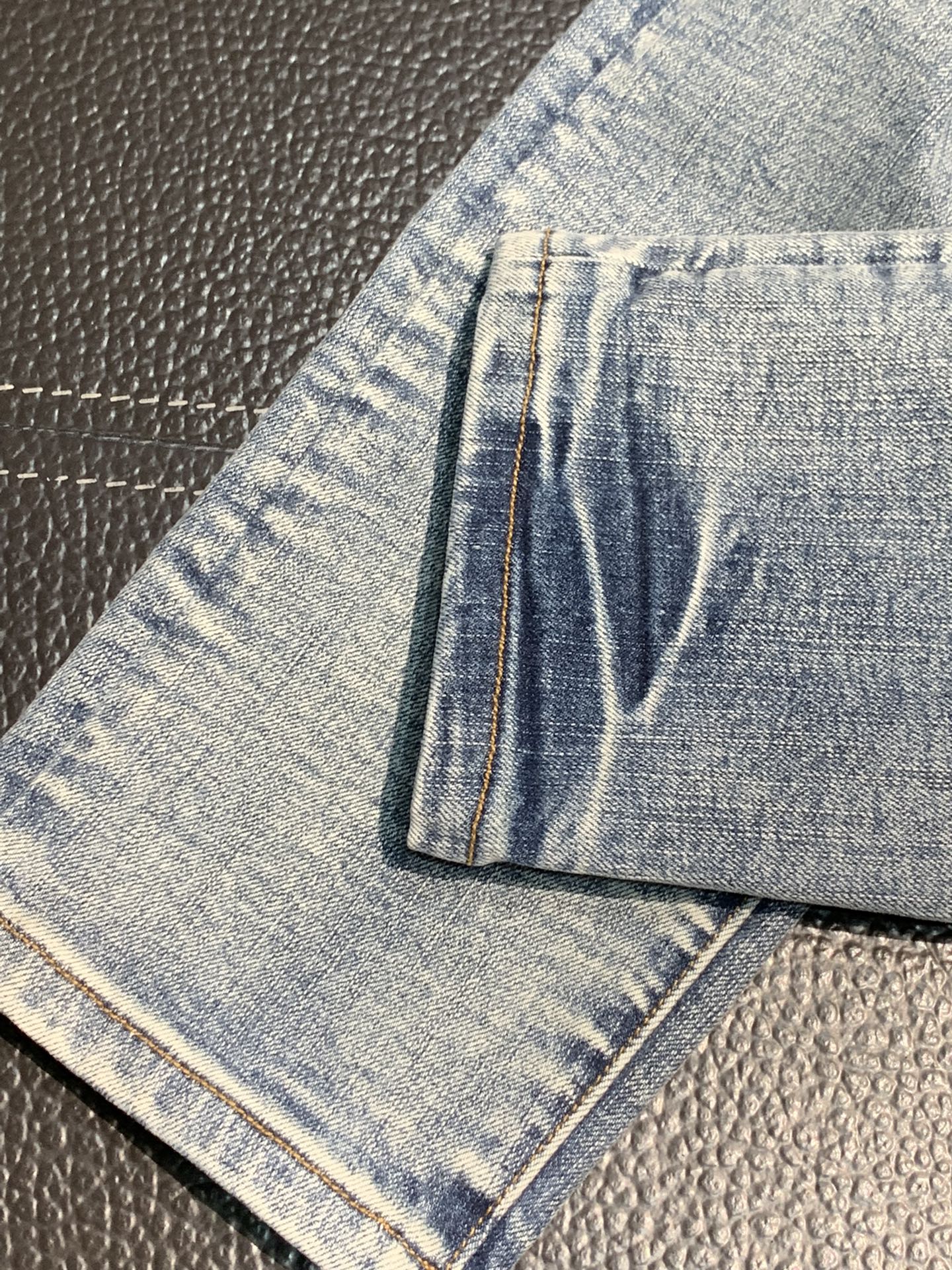  。Amiri 独家专供新款 修身款 小直筒 牛仔裤，高端版本！专柜 面料 透气舒适度高，细节无可挑剔，