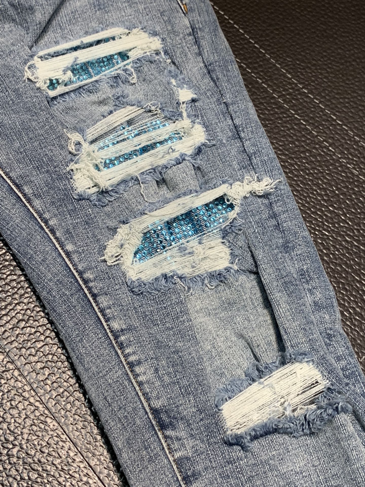  。Amiri 独家专供新款 修身款 小直筒 牛仔裤，高端版本！专柜 面料 透气舒适度高，细节无可挑剔，