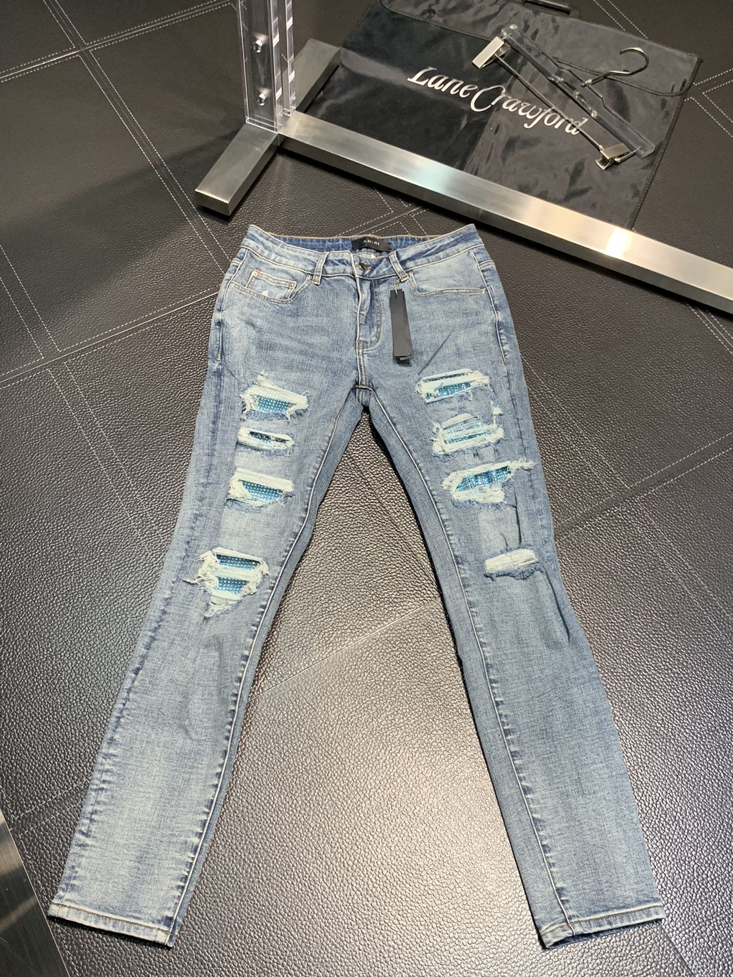  。Amiri 独家专供新款 修身款 小直筒 牛仔裤，高端版本！专柜 面料 透气舒适度高，细节无可挑剔，