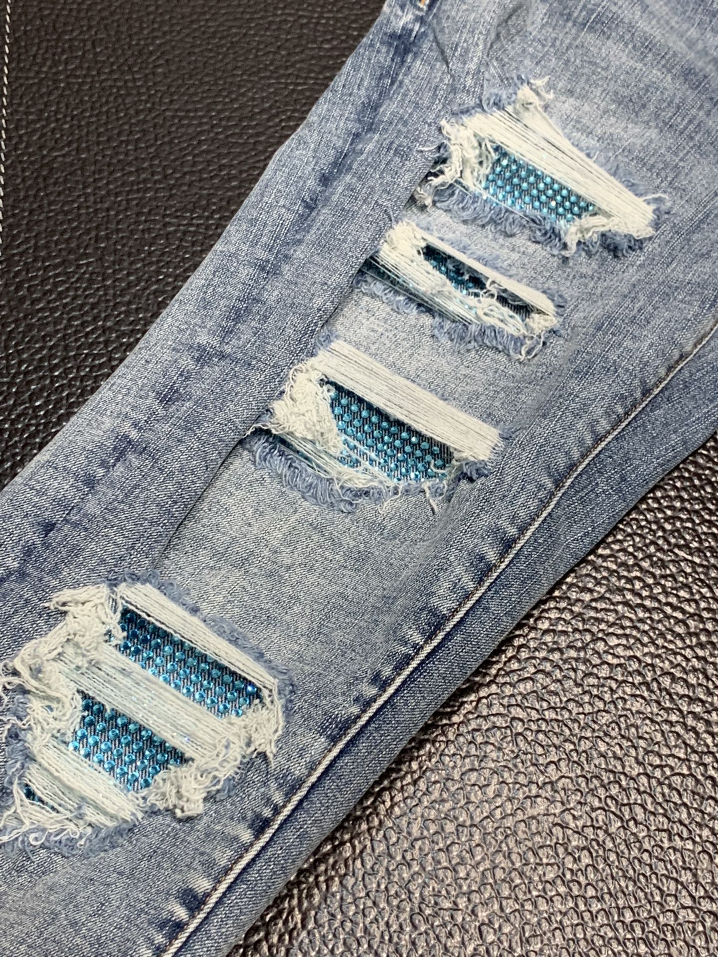  。Amiri 独家专供新款 修身款 小直筒 牛仔裤，高端版本！专柜 面料 透气舒适度高，细节无可挑剔，