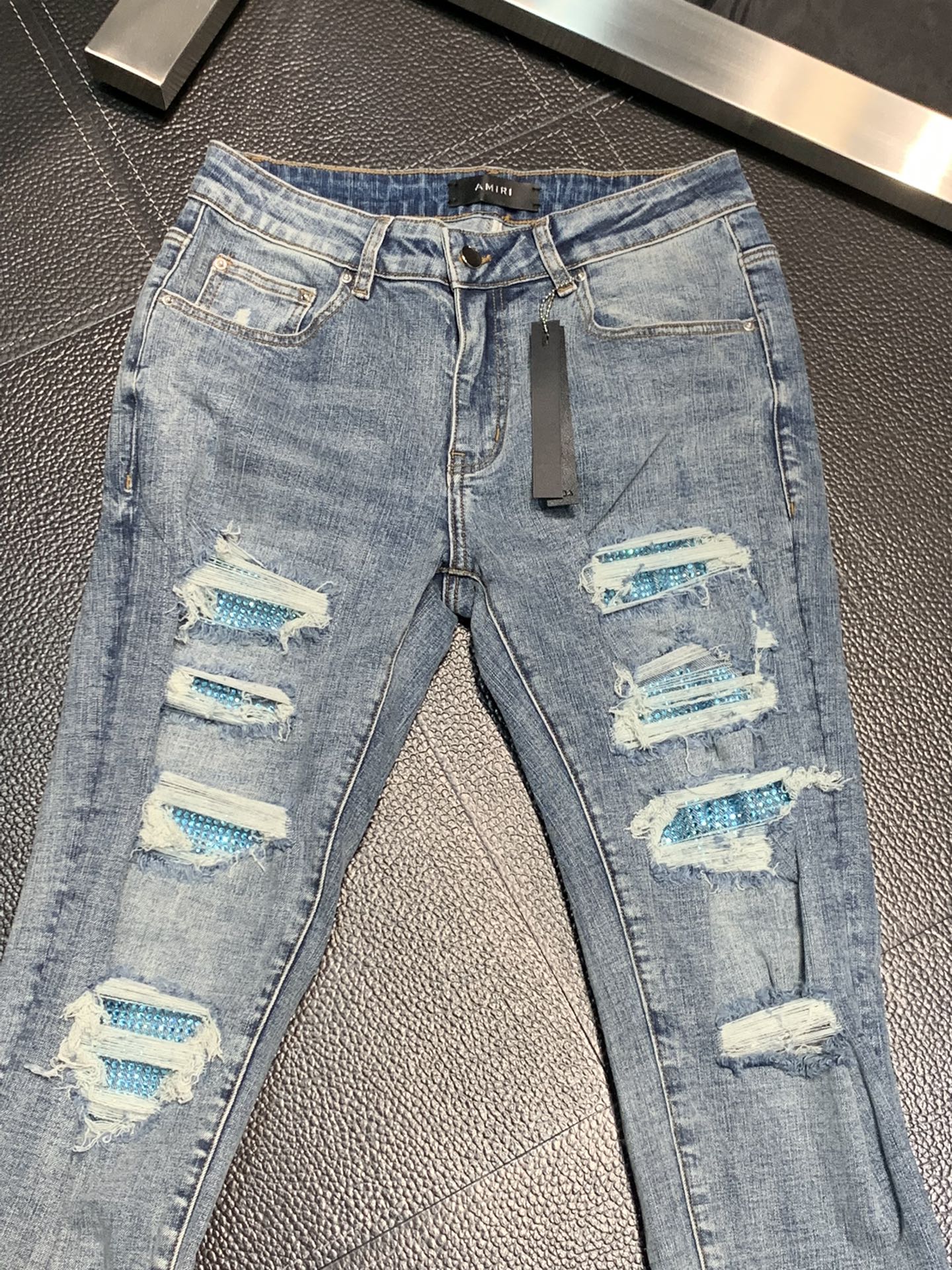  。Amiri 独家专供新款 修身款 小直筒 牛仔裤，高端版本！专柜 面料 透气舒适度高，细节无可挑剔，