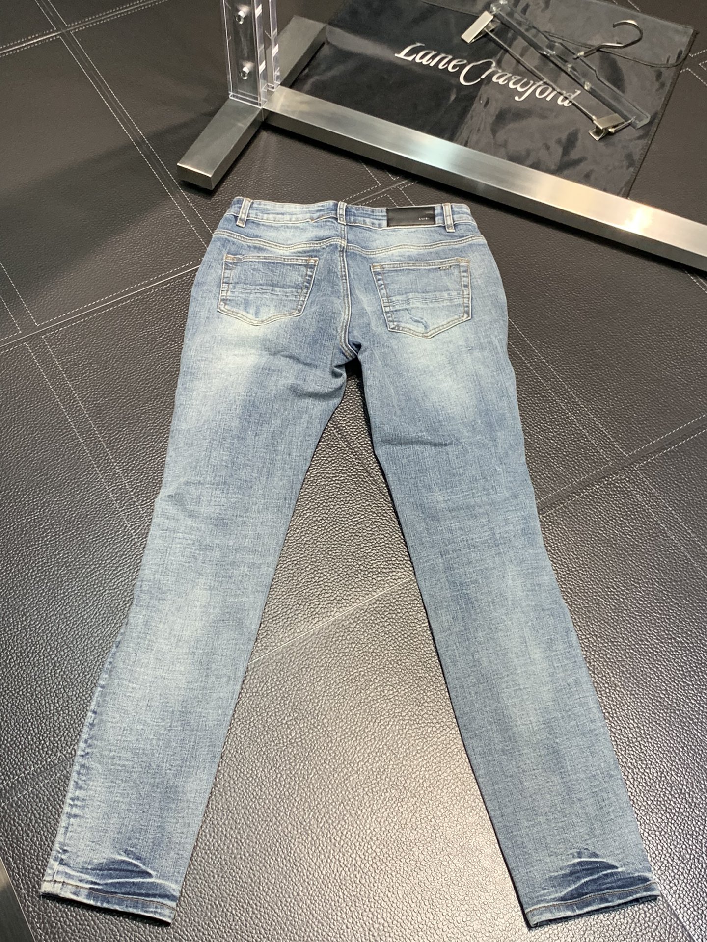  。Amiri 独家专供新款 修身款 小直筒 牛仔裤，高端版本！专柜 面料 透气舒适度高，细节无可挑剔，