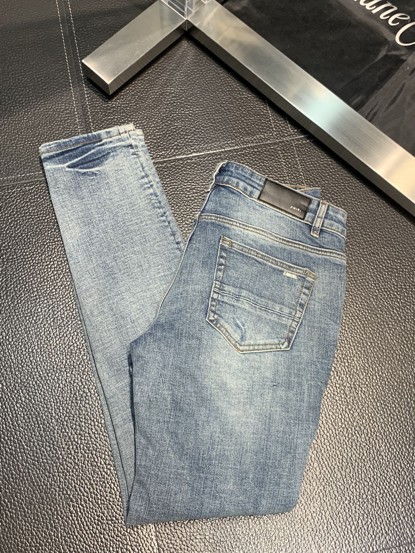  。Amiri 独家专供新款 修身款 小直筒 牛仔裤，高端版本！专柜 面料 透气舒适度高，细节无可挑剔，