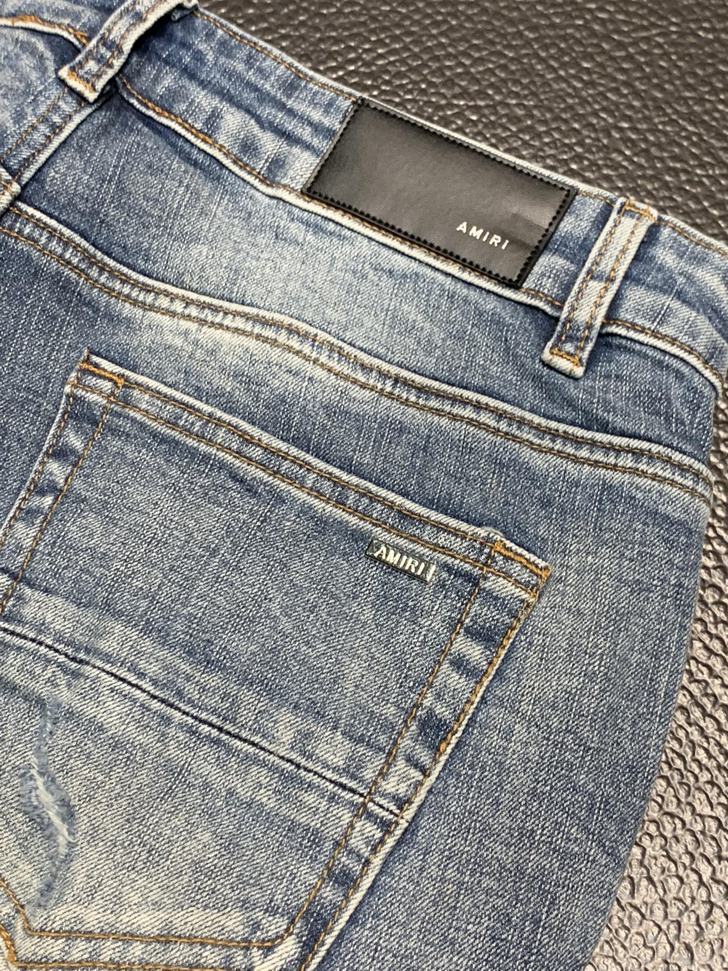  。Amiri 独家专供新款 修身款 小直筒 牛仔裤，高端版本！专柜 面料 透气舒适度高，细节无可挑剔，